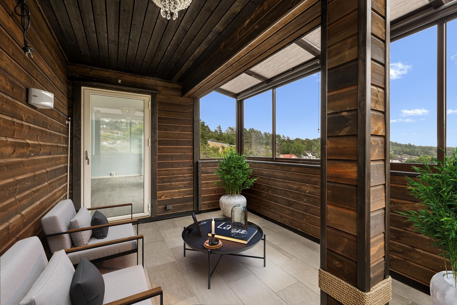 Balkongen vender mot solrike himmelretninger og gir perfekte rammer for både avslapping og hyggelige sammenkomster. Galleribilde