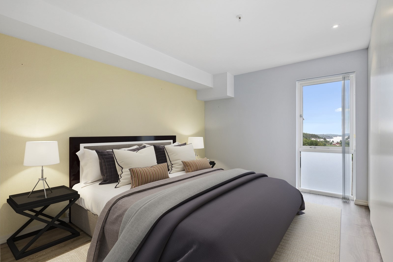 Garderobeskap langs den ene veggen sørger for praktisk oppbevaring og bidrar til en ryddig atmosfære. Galleribilde