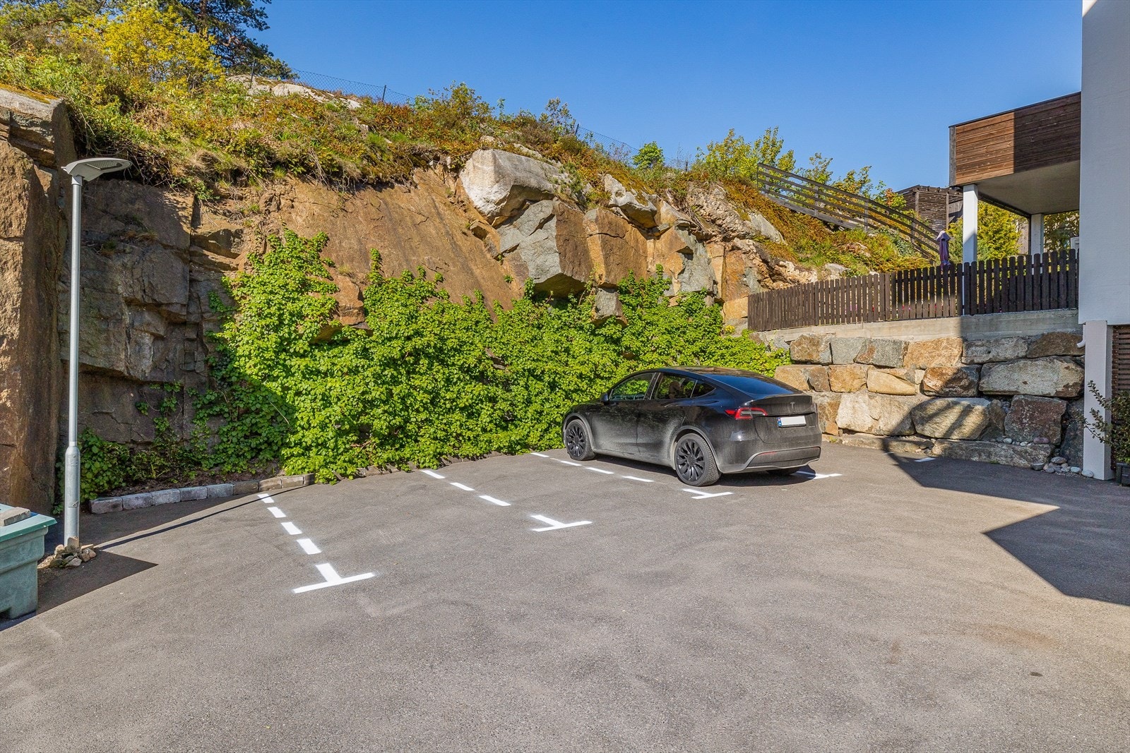 Sameiet disponerer også egne gjesteparkeringsplasser, noe som gjør det enkelt for familie og venner å komme på besøk. Galleribilde