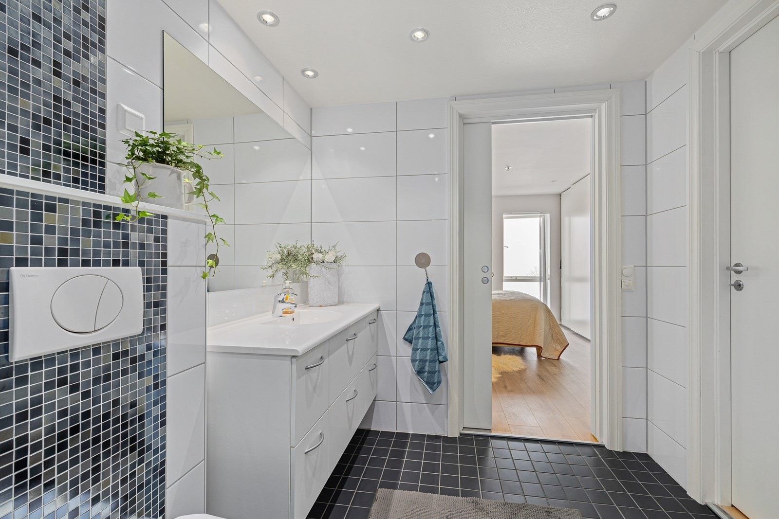 Baderommet har praktisk direkteadkomst til hovedsoverommet - en løsning som gir ekstra komfort og en suite-følelse i hverdagen. Galleribilde