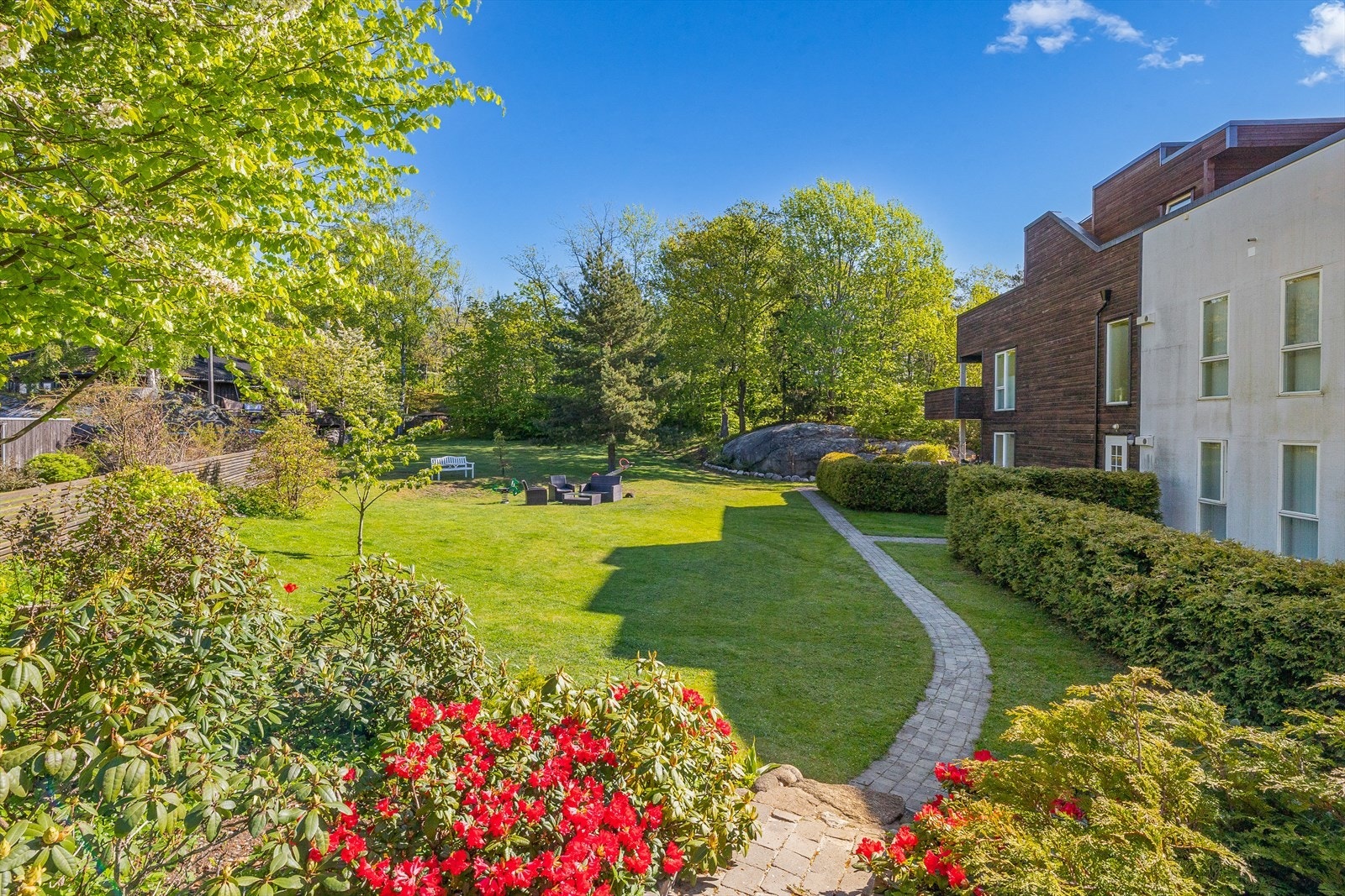 Fellesarealer er parkmessig opparbeidet med pent beplantede grøntområder, prydbusker og plen som skaper et innbydende og harmonisk bomiljø. Galleribilde