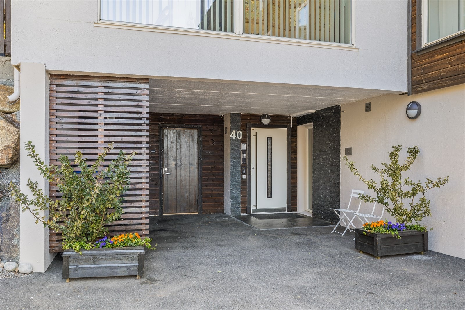 Pent og innbydende inngangsparti med porttelefon gir et godt førsteinntrykk og sørger for trygg adkomst til bygget. Galleribilde