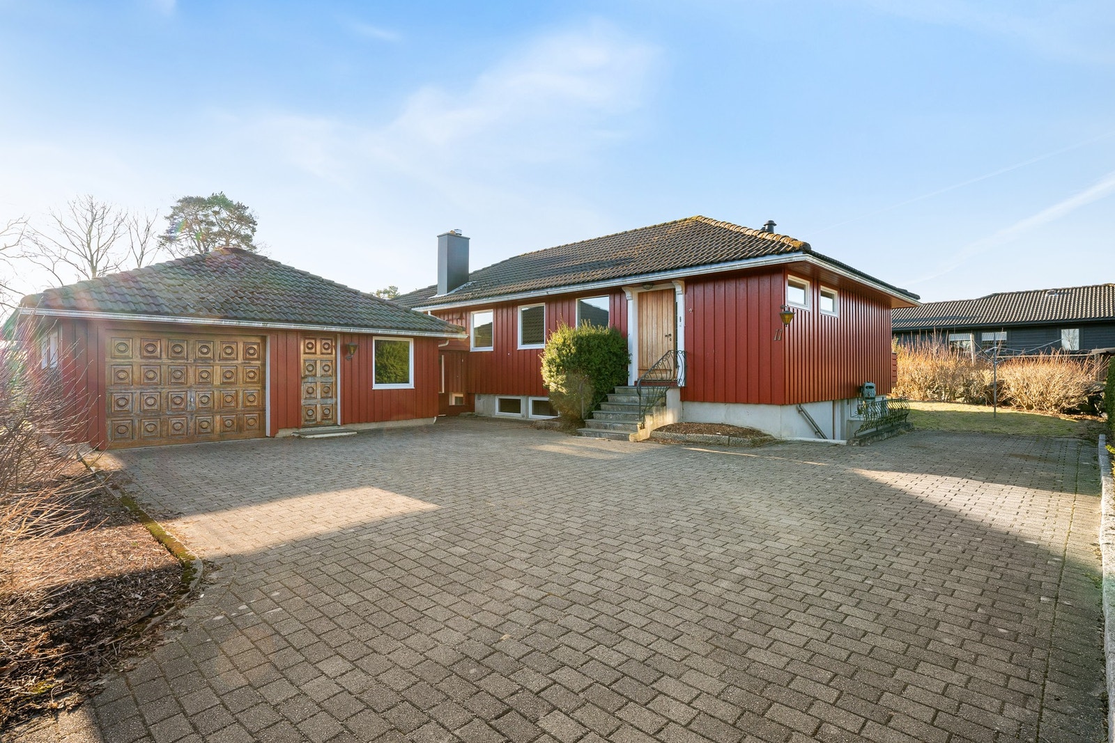 Eiendommen har en attraktiv og sentral beliggenhet, kombinert med en romslig og solrik hage Galleribilde