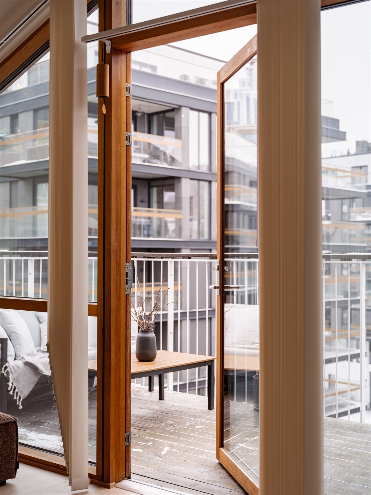 Fra stuen er det utgang til en østvendt balkong på 8,2 kvm Galleribilde