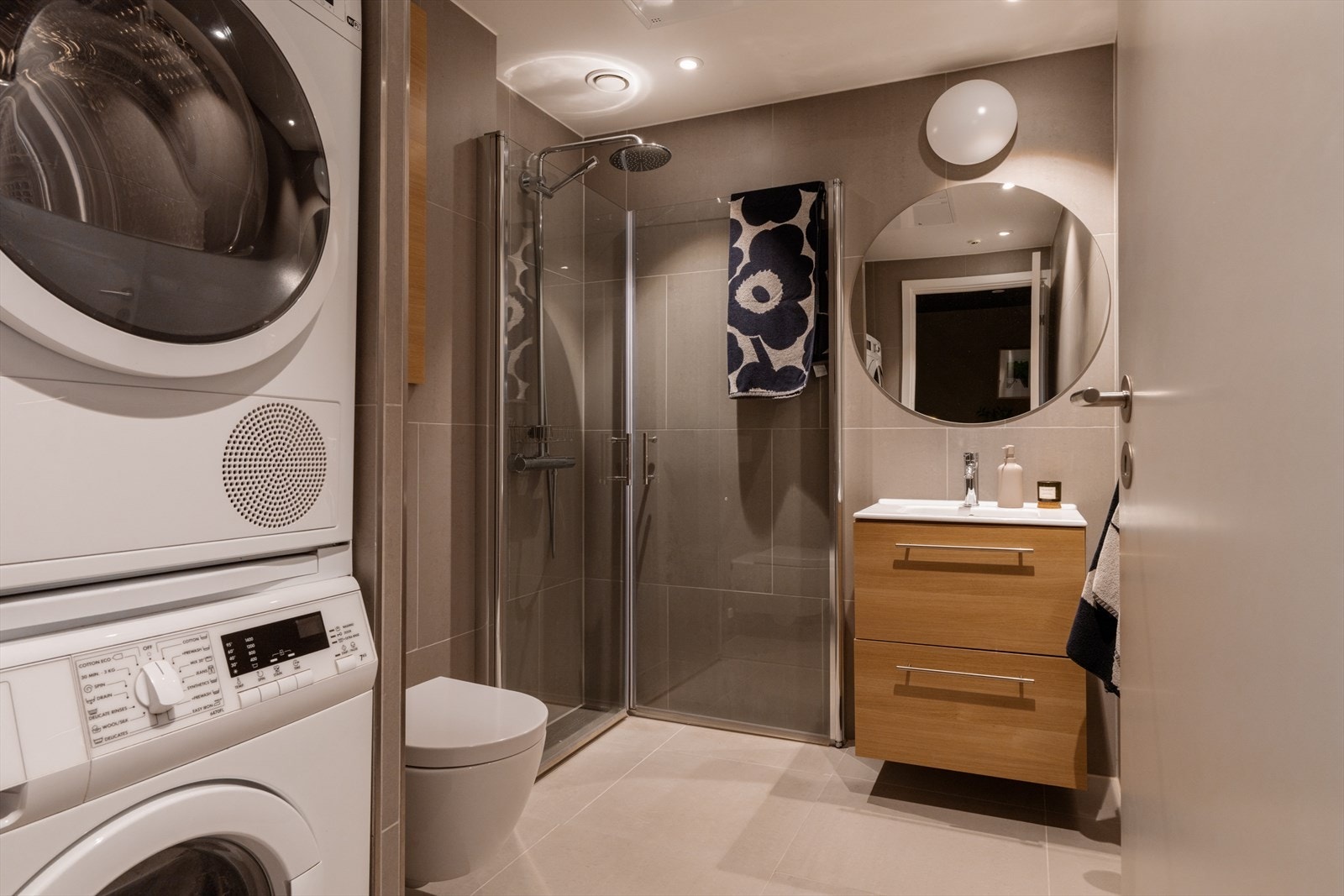 Delikat flislagt bad med varmekabler i gulv Galleribilde