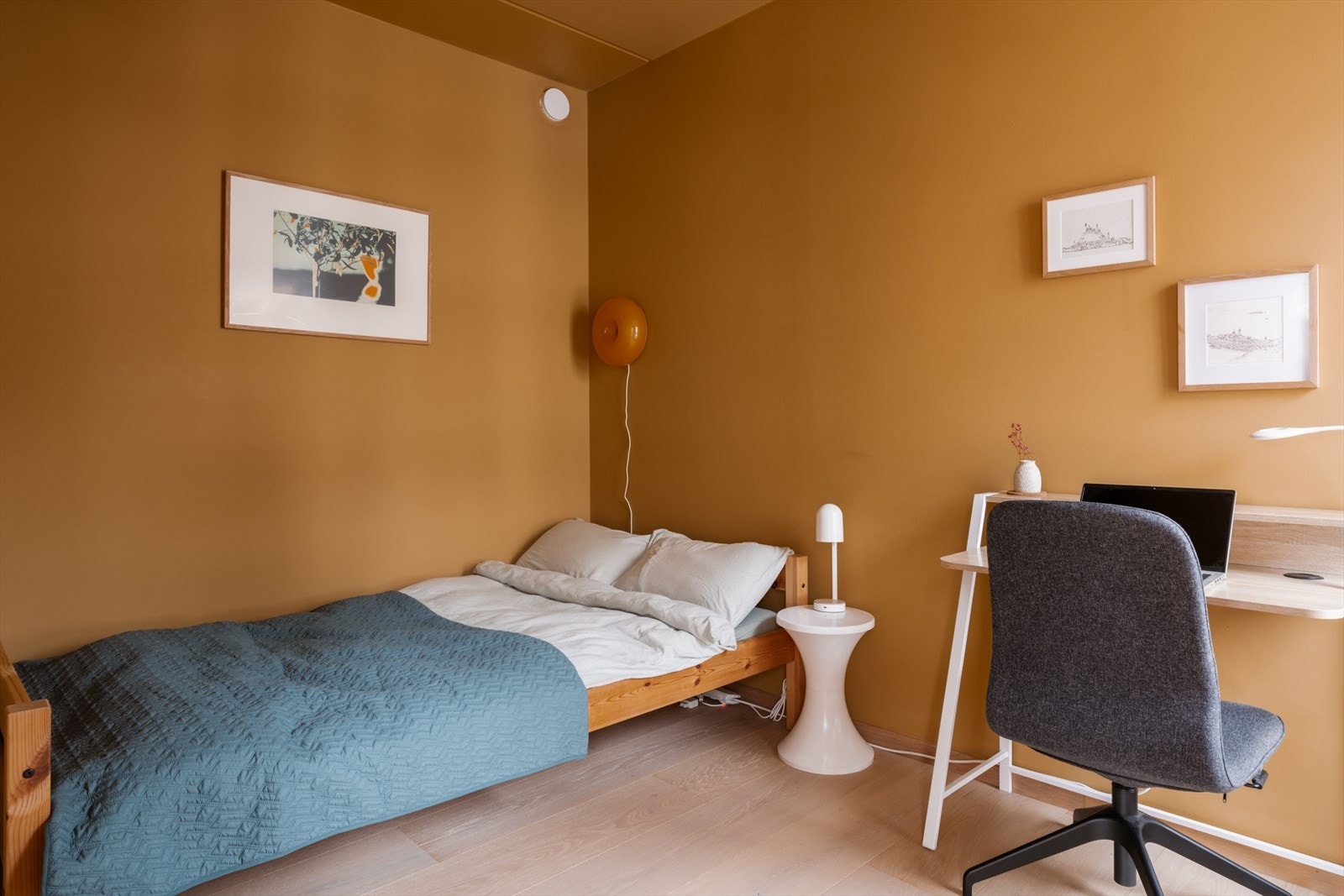 Rommet har plass til seng, kommode og skrivebord Galleribilde