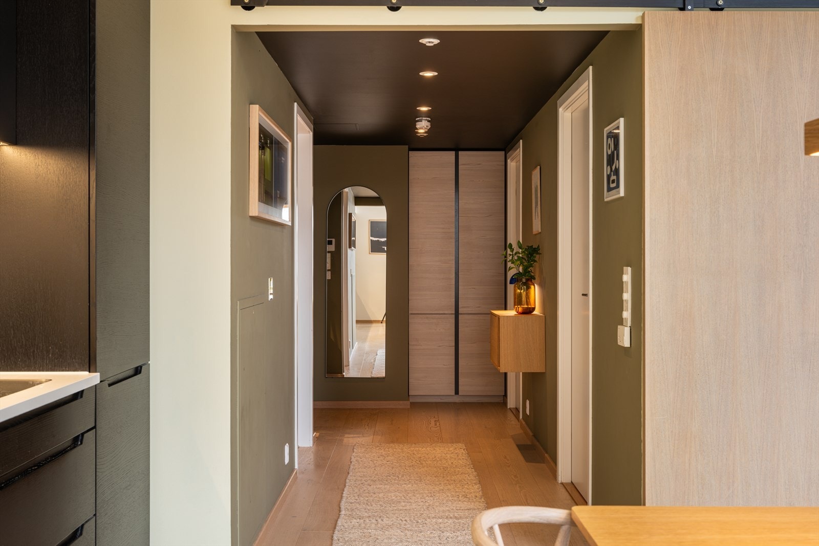 Romslig entré med gode oppbevaringsmuligheter for yttertøy og sko Galleribilde