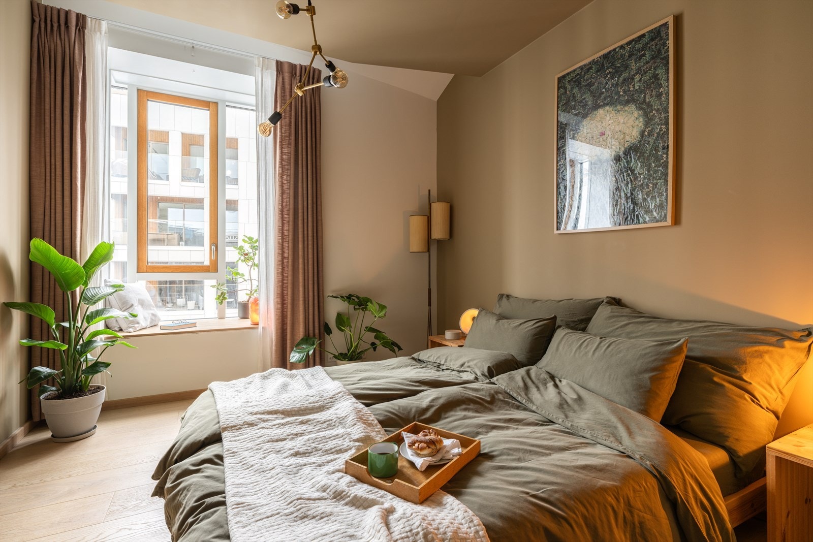 Et flott soverom av god størrelse med plass til dobbeltseng, nattbord og garderobe Galleribilde