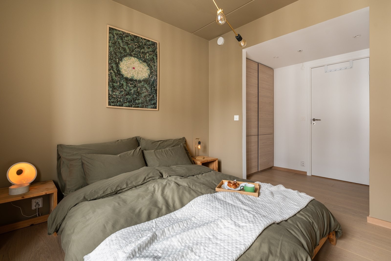 Rommet har rikelig med oppbevaringsplass i garderobeskap Galleribilde