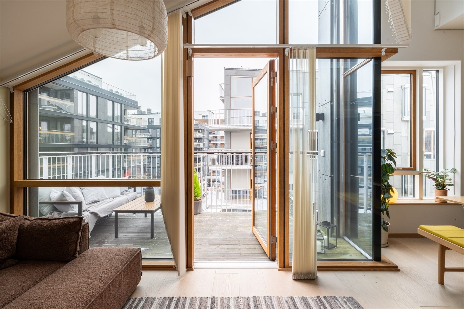 Flotte vindusflater som gir en luftig romfølelse Galleribilde