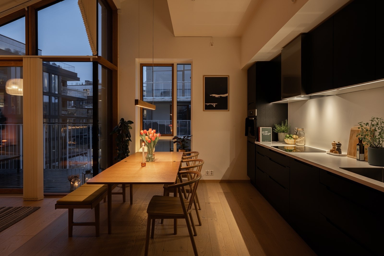 Innredningen består av laminert benkeplate med planlimt vask, nedfelt platetopp og integrerte hvitevarer Galleribilde