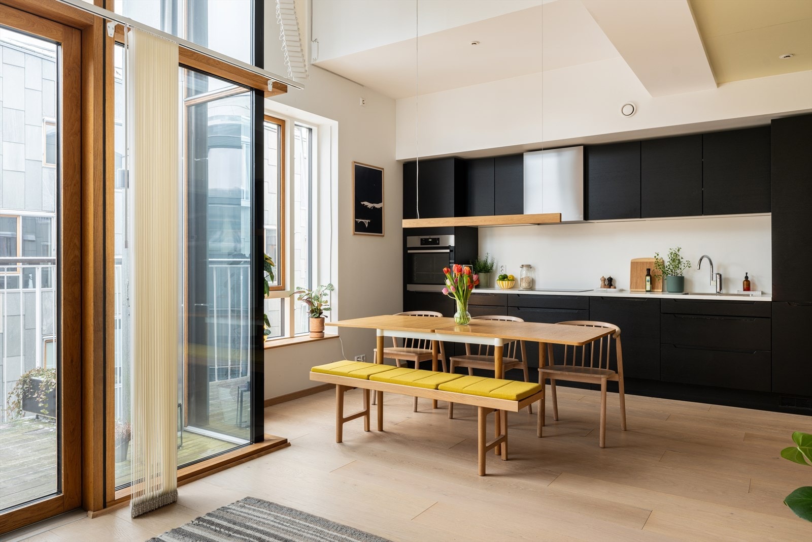 Hjørneleiligheten har meget god arealutnyttelse med plass til spisebord og sofagruppe. Galleribilde