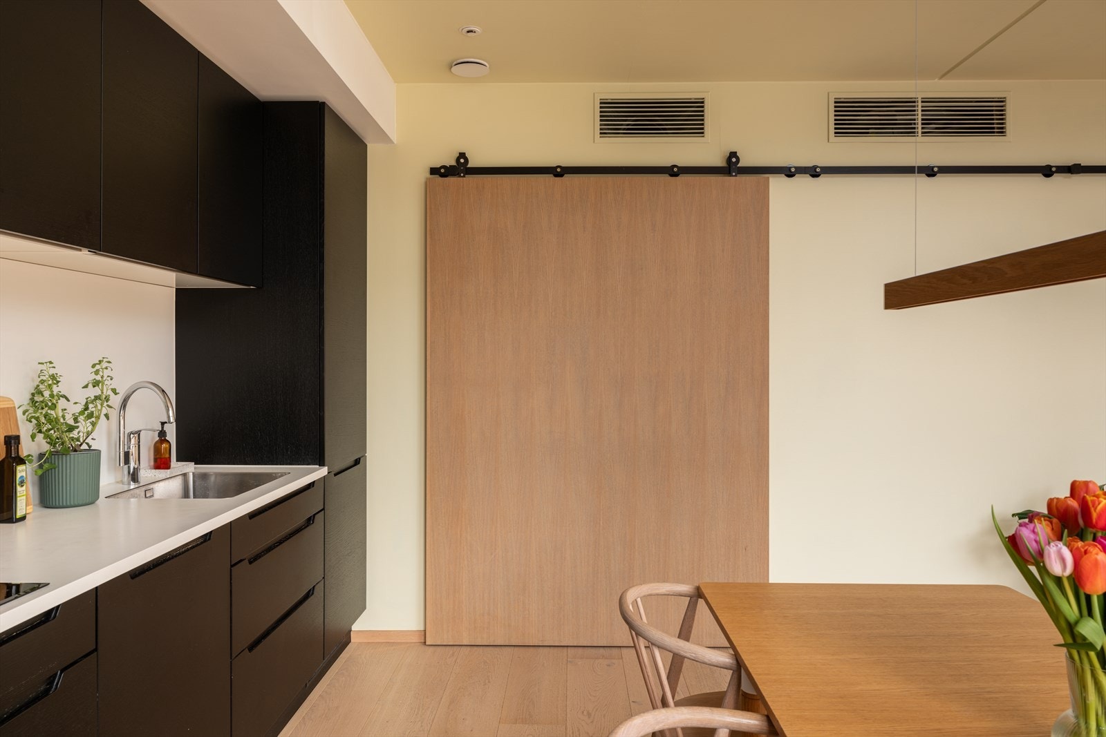 Entré og stue/kjøkken er praktisk adskilt med en flott skyvedør Galleribilde