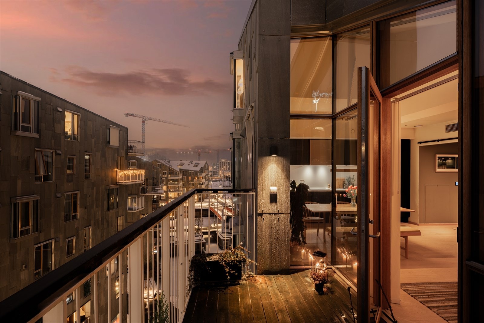 Leiligheten byr på unike løsninger med generøs takhøyde, store vindusflater og påkostede materialer. Galleribilde