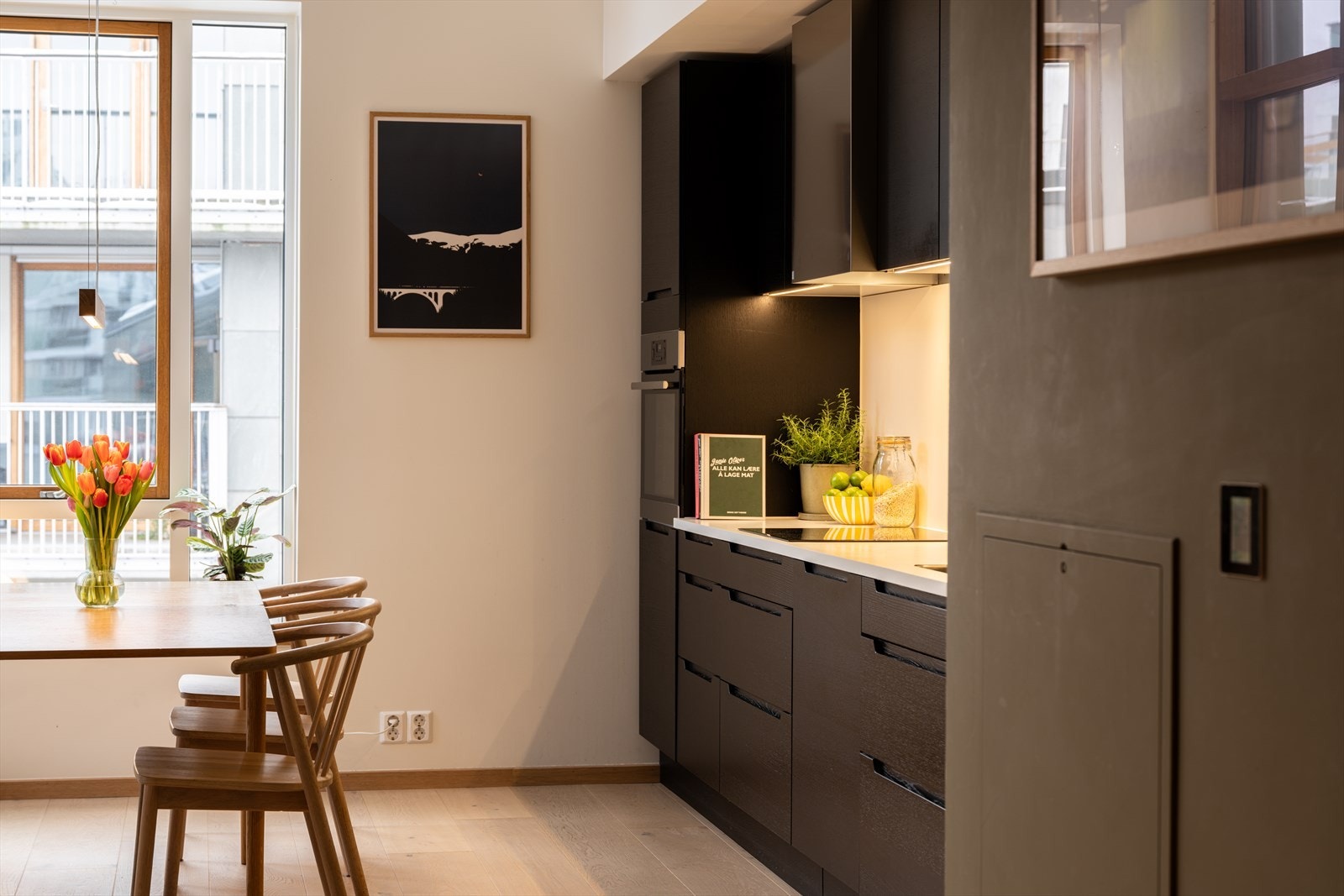 Moderne og stilrent HTH kjøkken fra byggeår Galleribilde