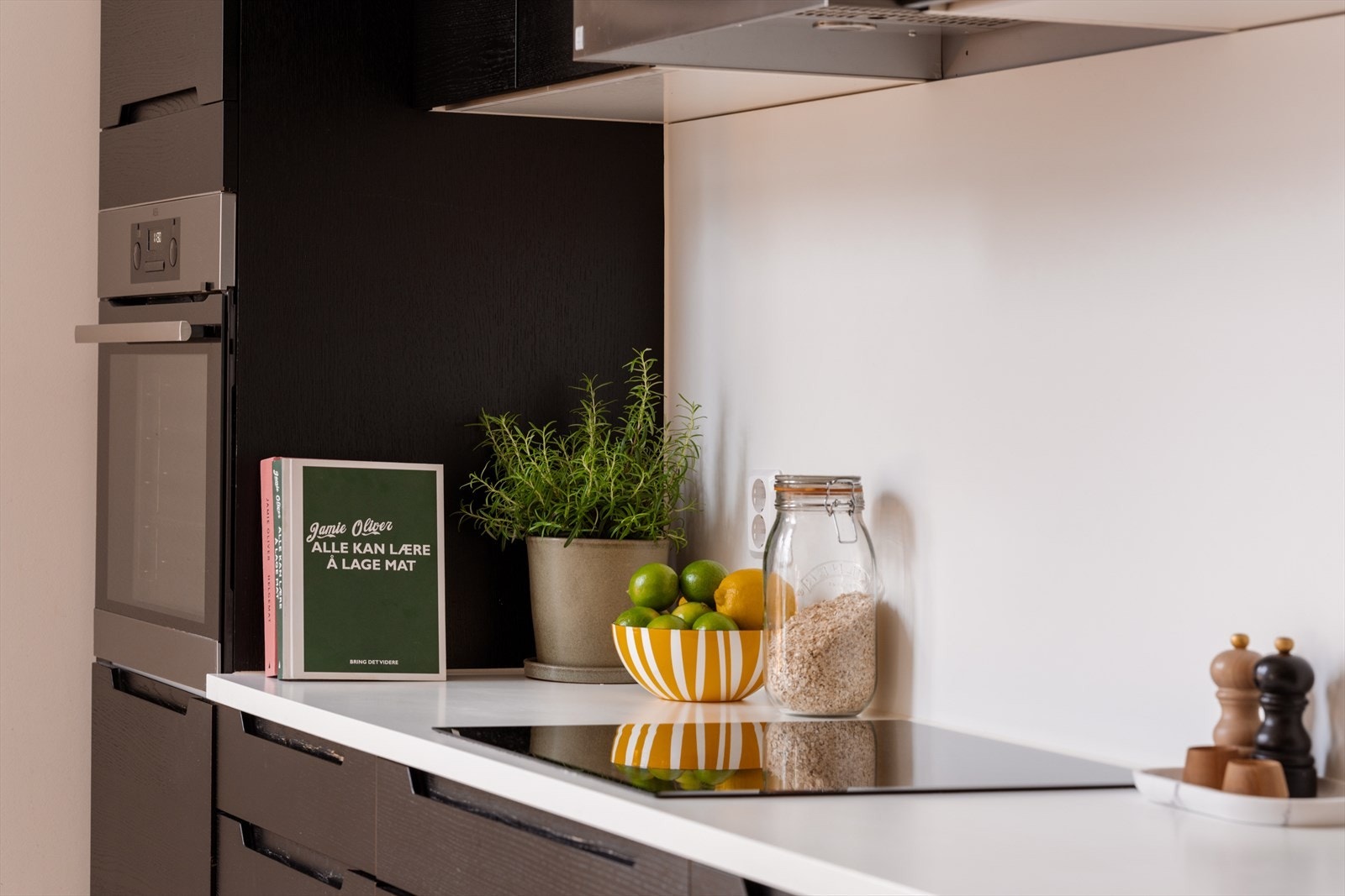 Kjøkkenet har gode oppbevaringsmuligheter i over og underskap Galleribilde