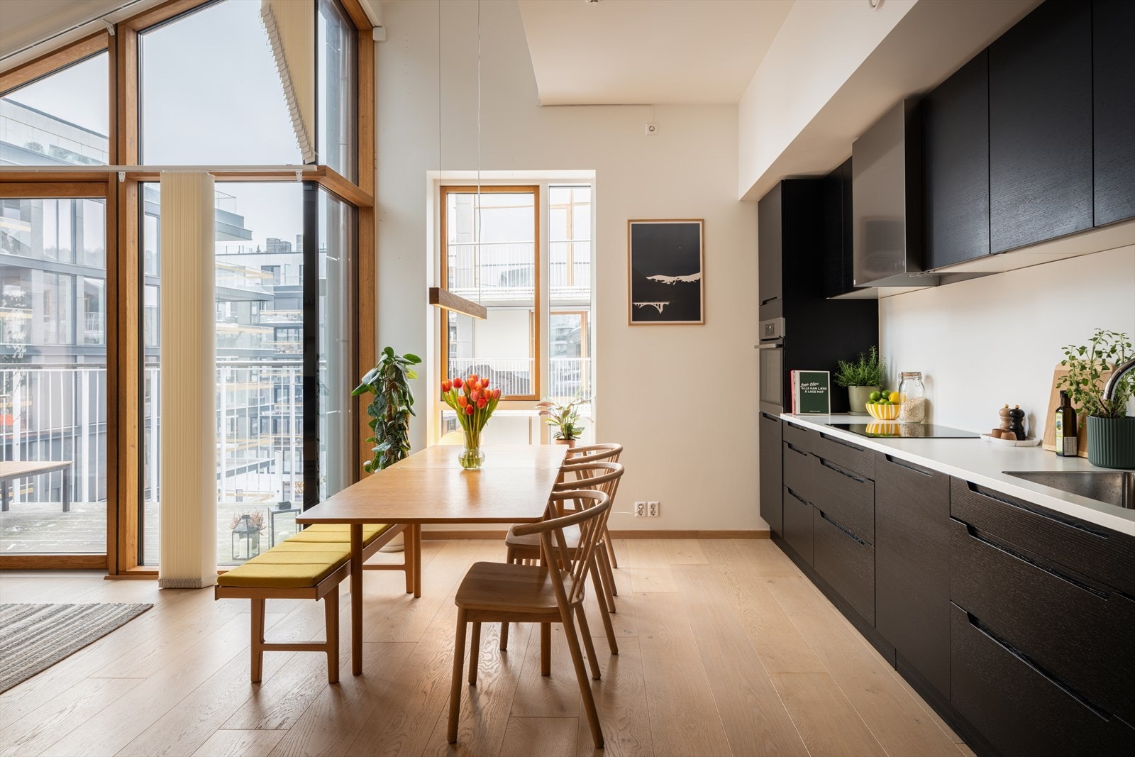 Spiseplassen finner sin naturlige plass mellom kjøkken og stue Galleribilde