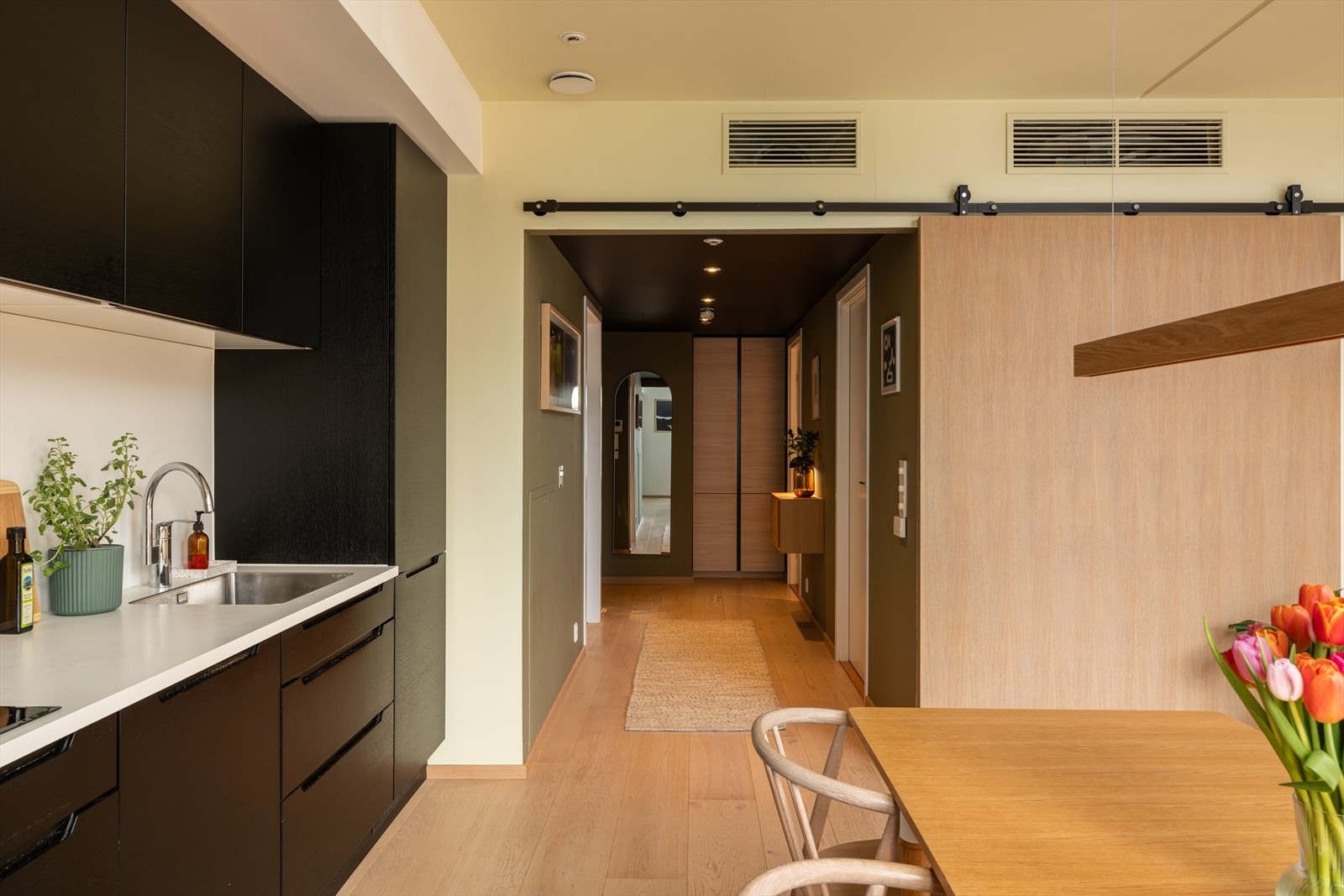 Døren skaper en ryddig og skjermet overgang mellom sonene Galleribilde