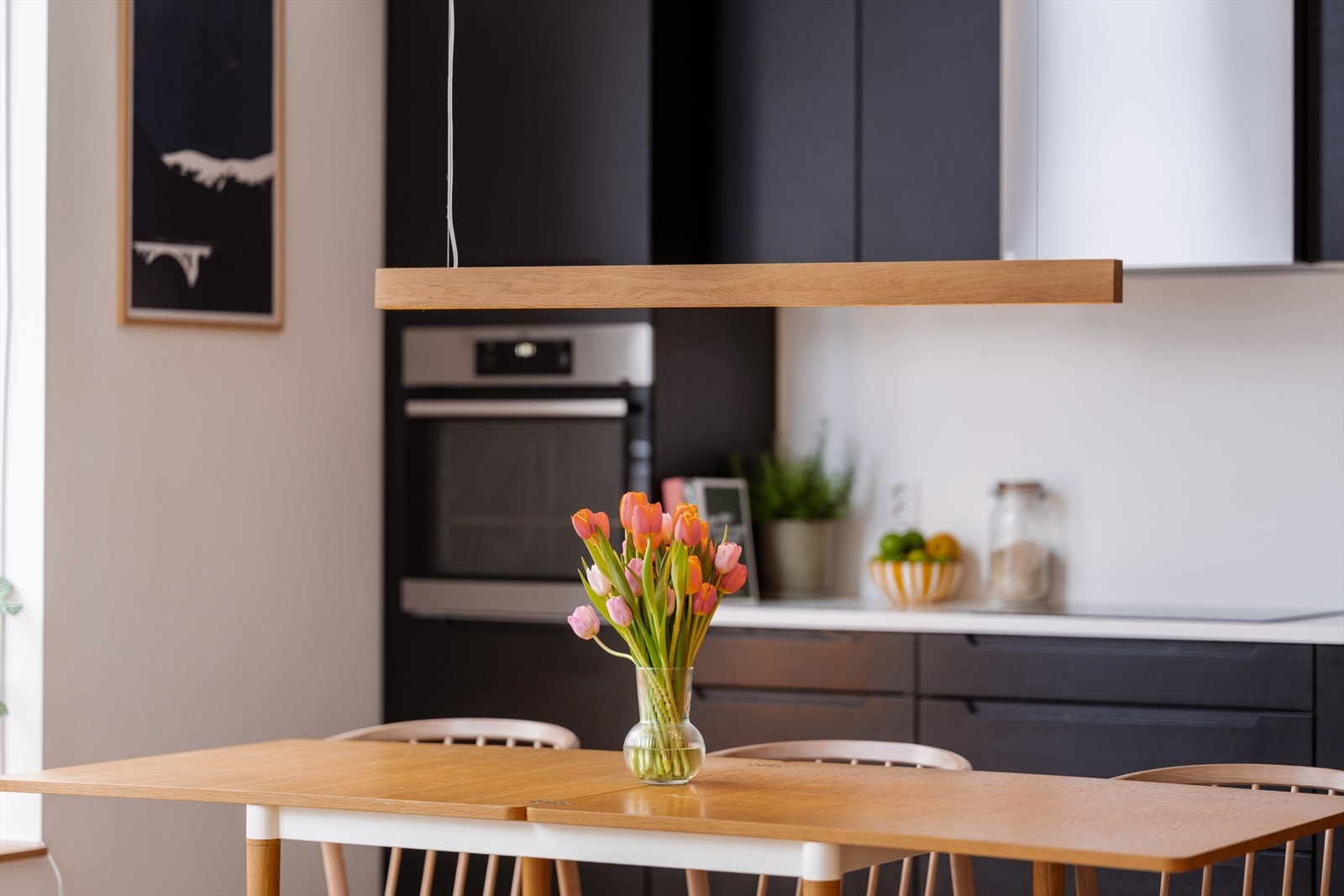 Store vindusflater med godt lysinnslipp. Galleribilde