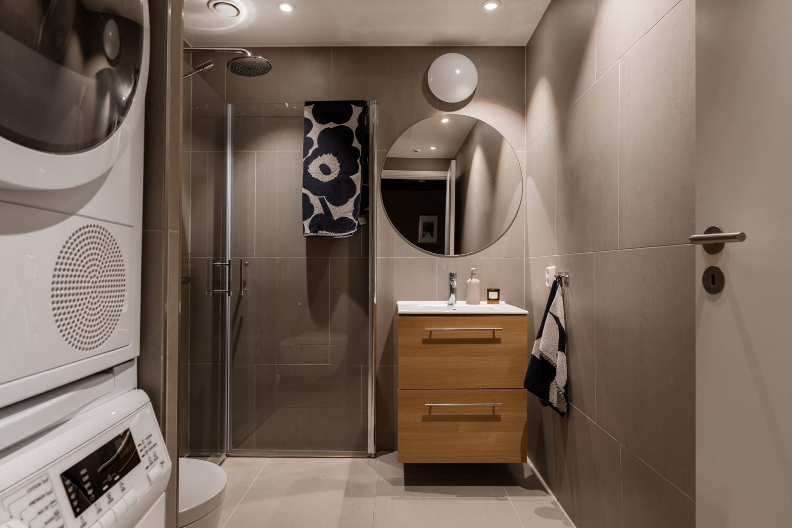 Det er mekanisk avtrekk i tak og spalte under dør for tilførsel av tilluft Galleribilde