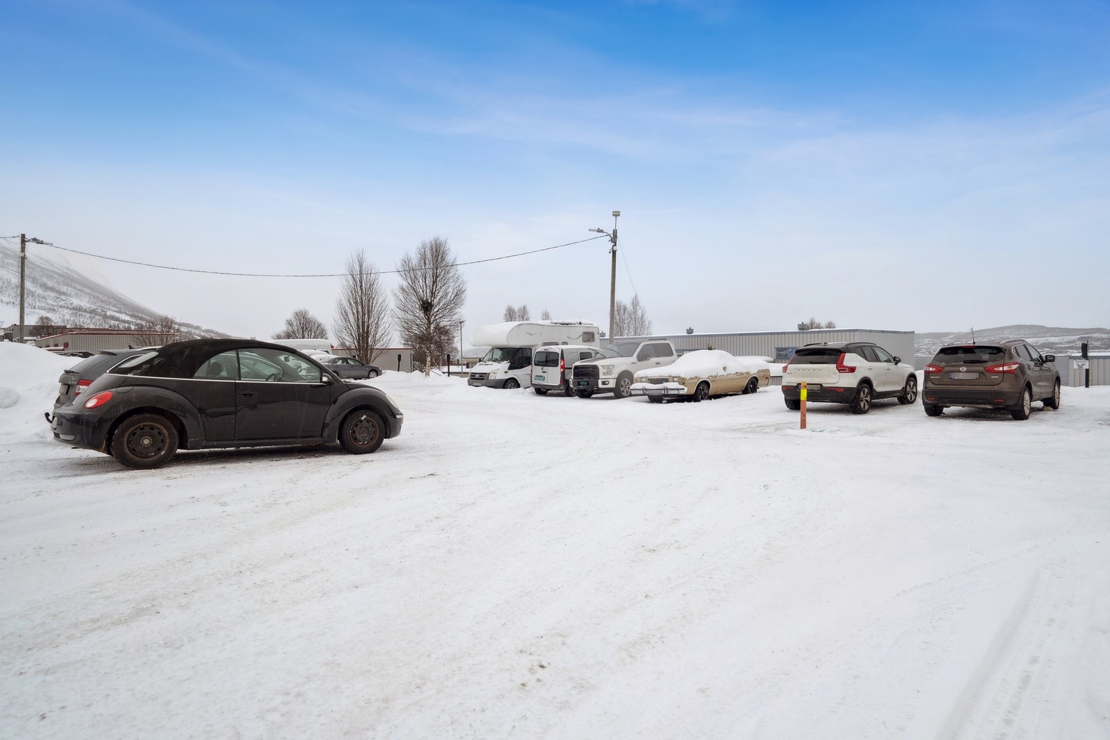 Parkering på borettslagets felles parkeringsplass Galleribilde