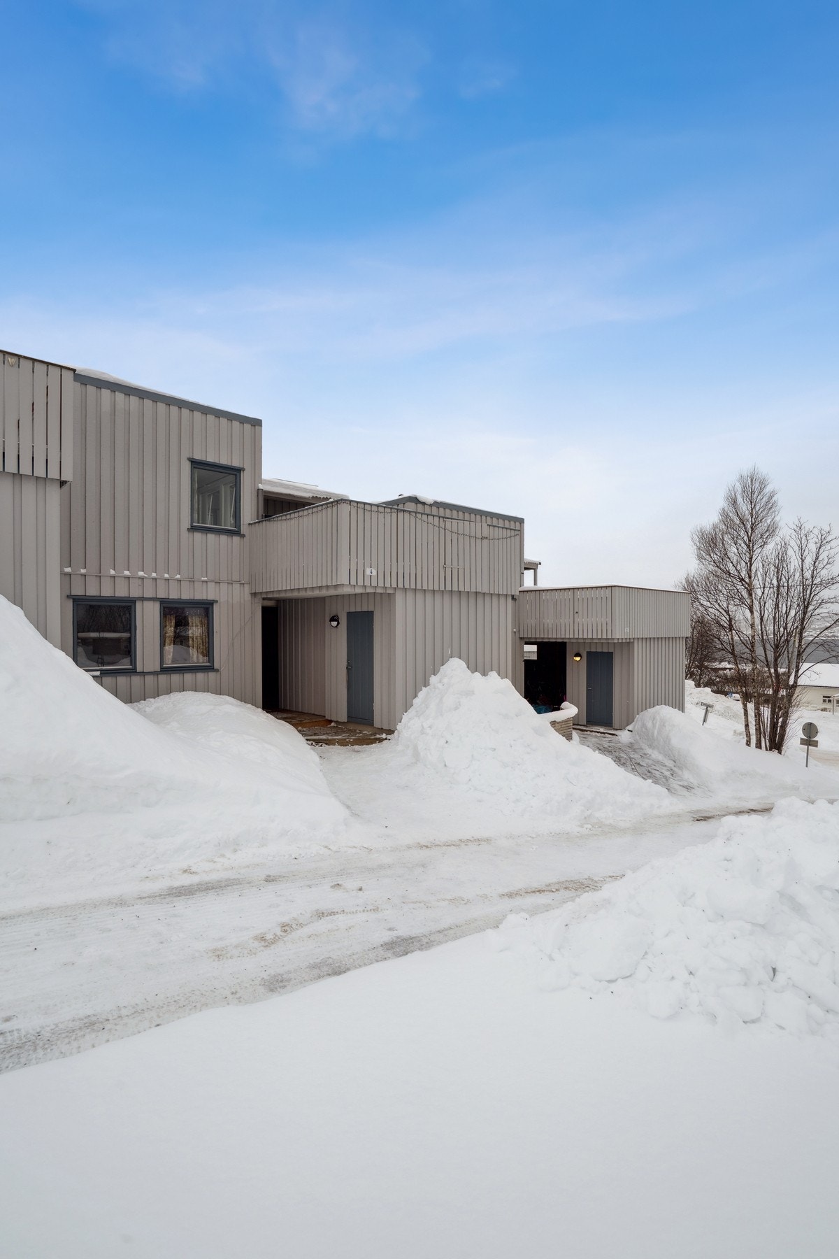 Nær bussholdeplass med hyppige avganger i retning sentrum, samt direkteruter til UiT/UNN. Galleribilde