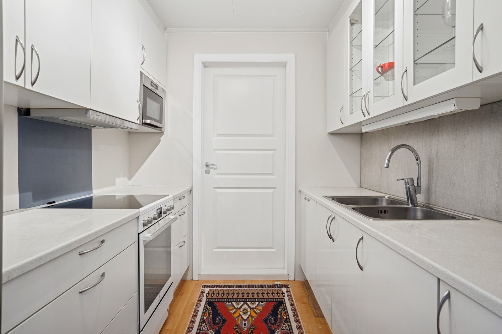 Kjøkken med hvitevarer Galleribilde