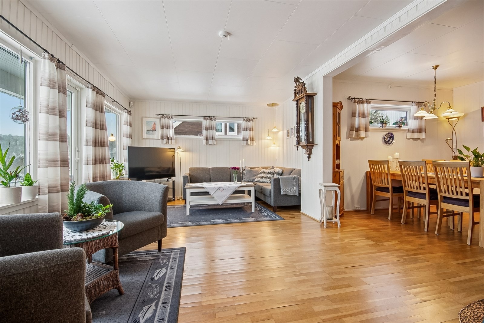 Stue og kjøkken på tilsammen ca. 42,5 kvm. I tillegg er det Kjellerstue på ca. 16,5 kvm. Galleribilde