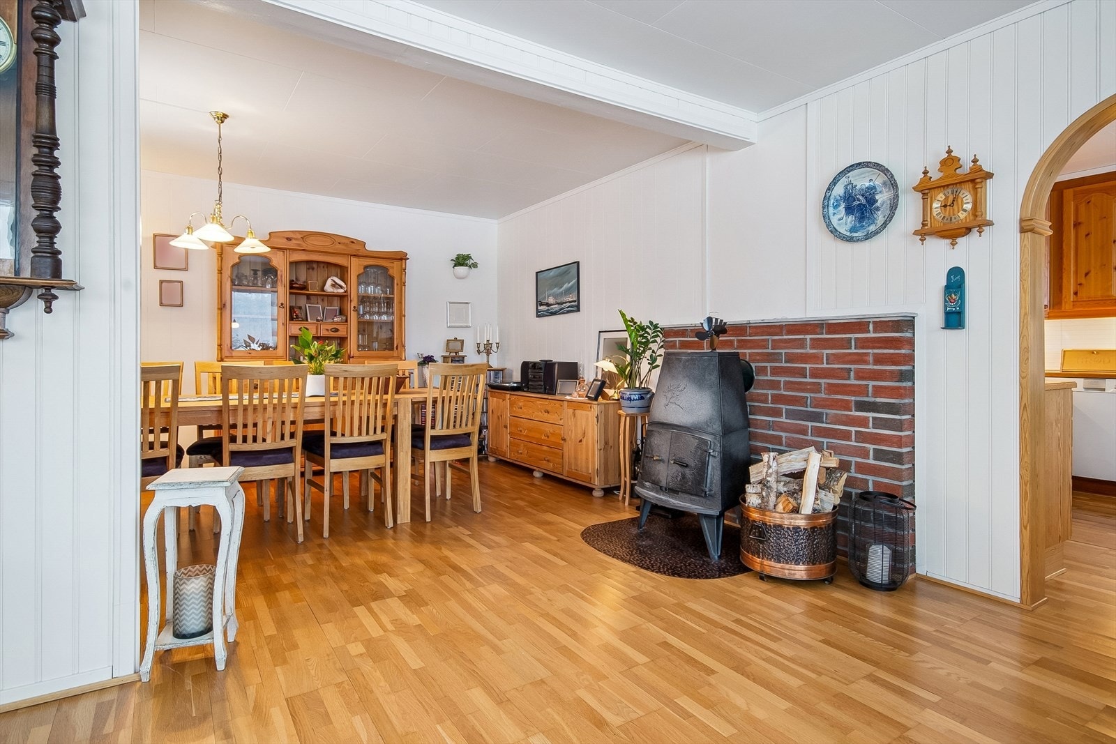 Vedovn og varmepumpe (2008) på stue. Galleribilde