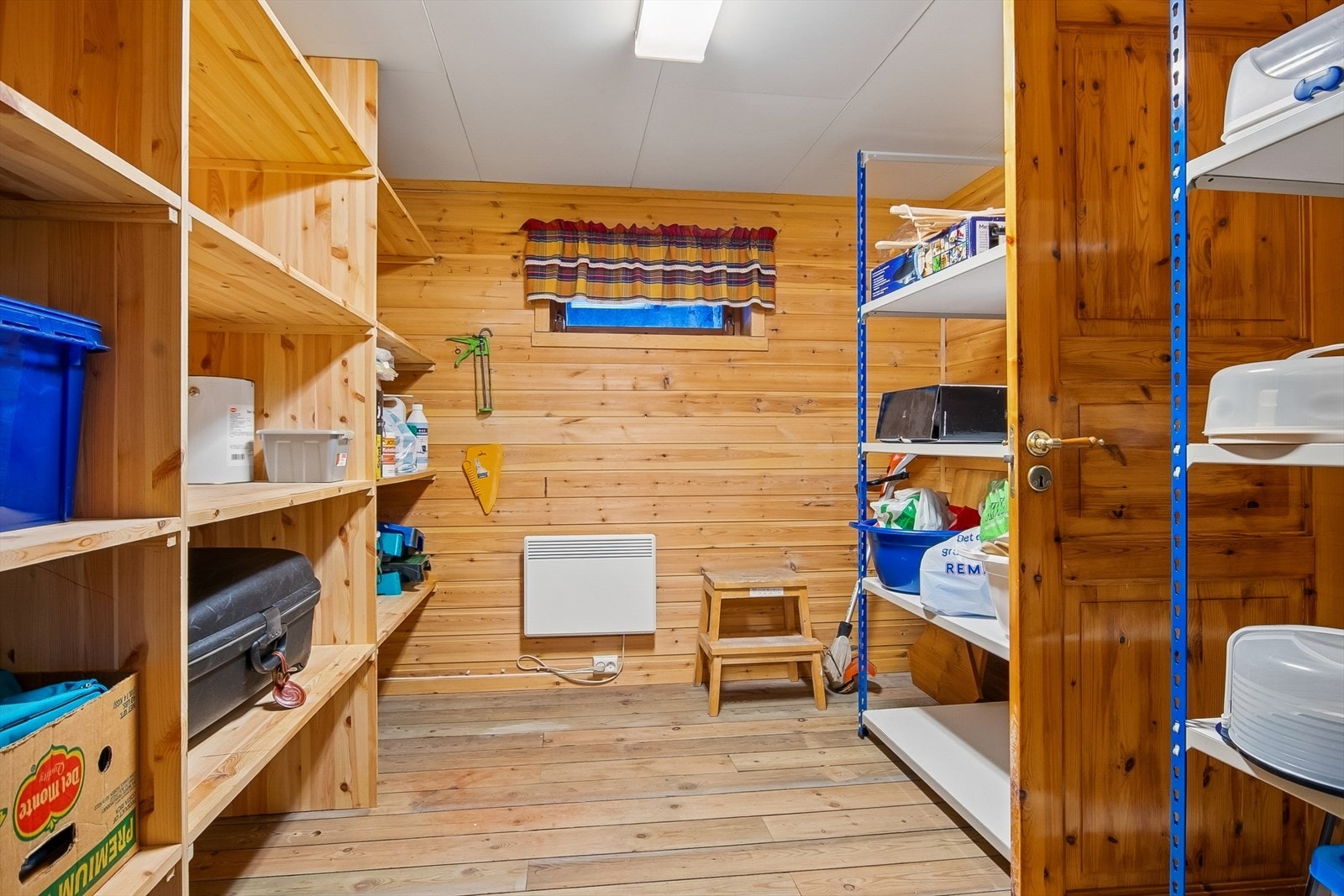 Romslig bod ca. 8,5 kvm Galleribilde