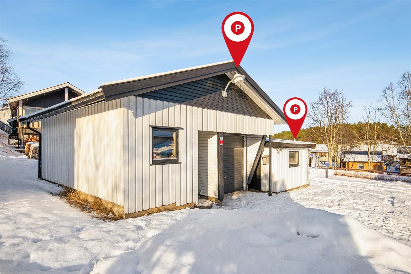 Garasje med port på begge sider. I tillegg enkel garasje. Galleribilde