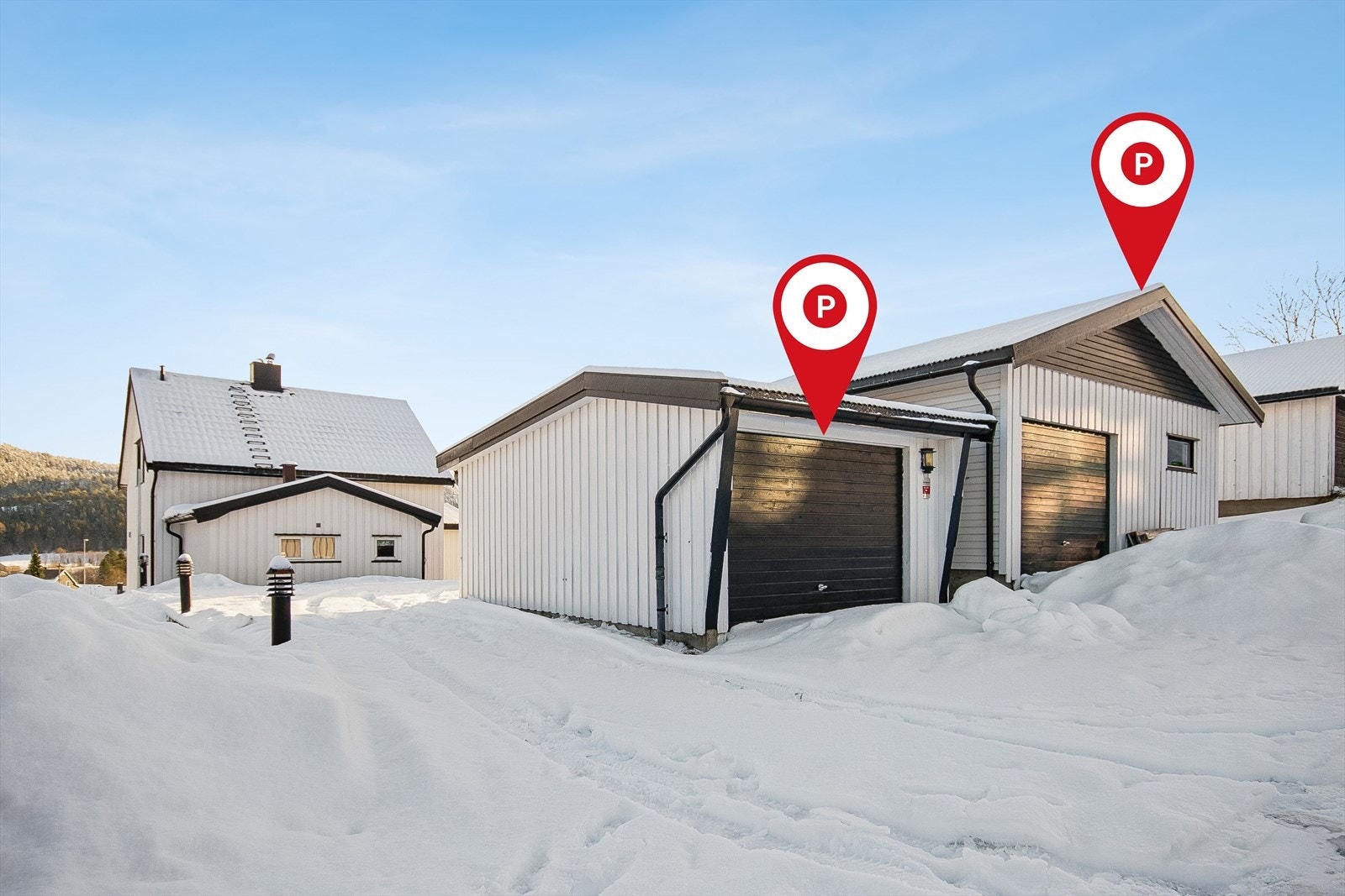 2 stk. frittliggende garasjer. En romslig garasje med port på begge sider, vedrom og hobbyrom og en stk. enkeltgarasje. Galleribilde