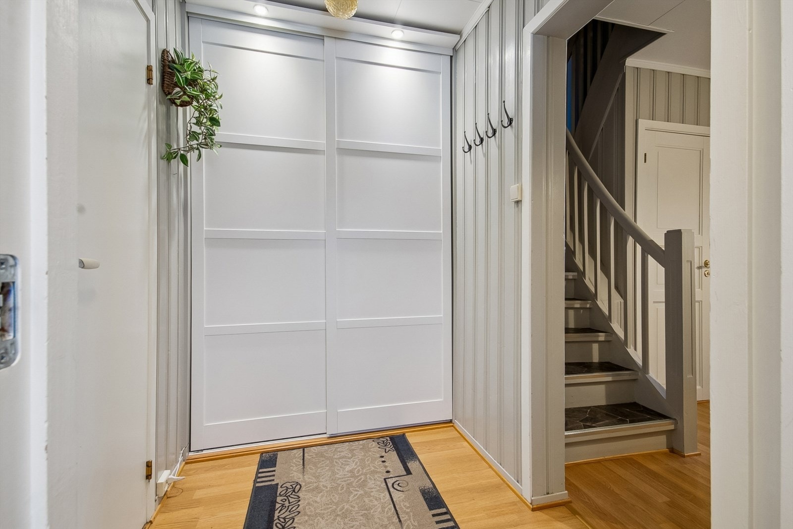 Entré med skyvedørsgarderobe Galleribilde