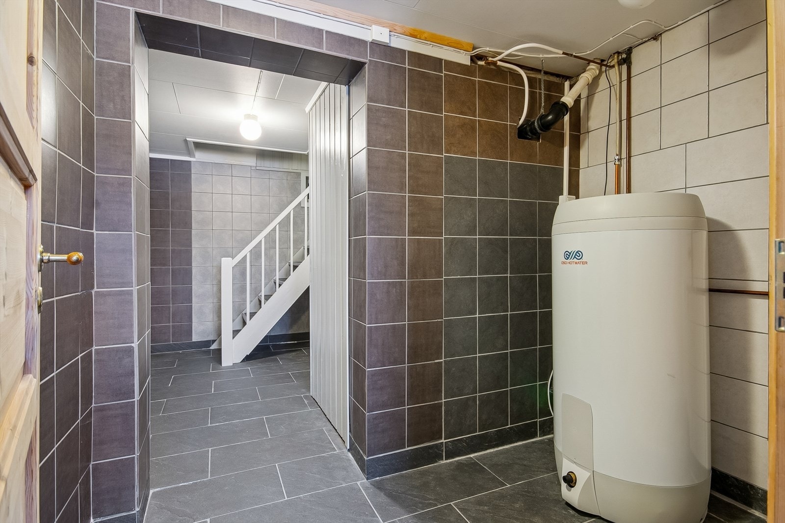 Flislagt trappnedgang og gang i 2009. Ny vvs tank 2019. Galleribilde