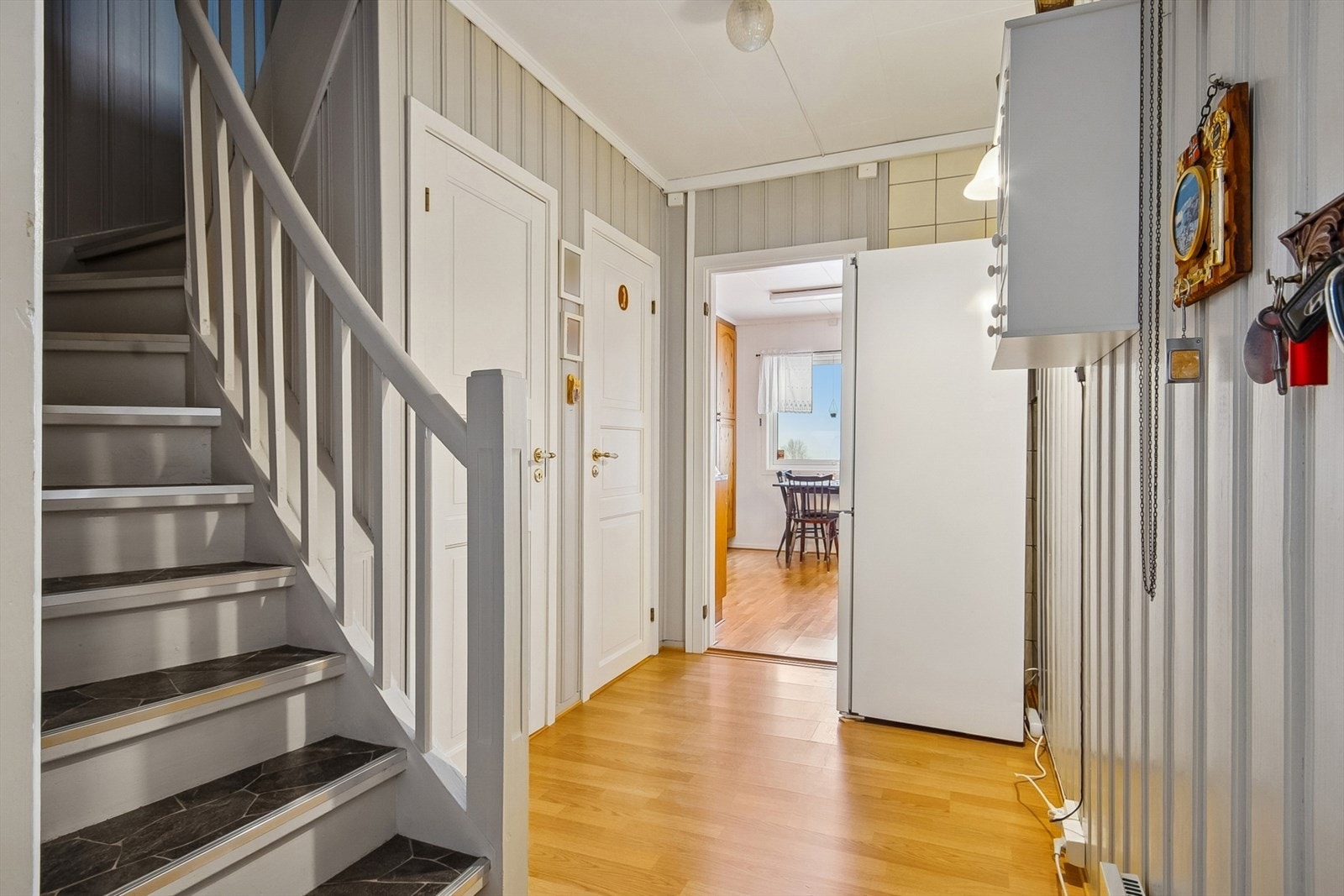 2008 - Nytt inntaksskap utvendig (EL) og tilførselskabel over loft til sikringsskap. Galleribilde