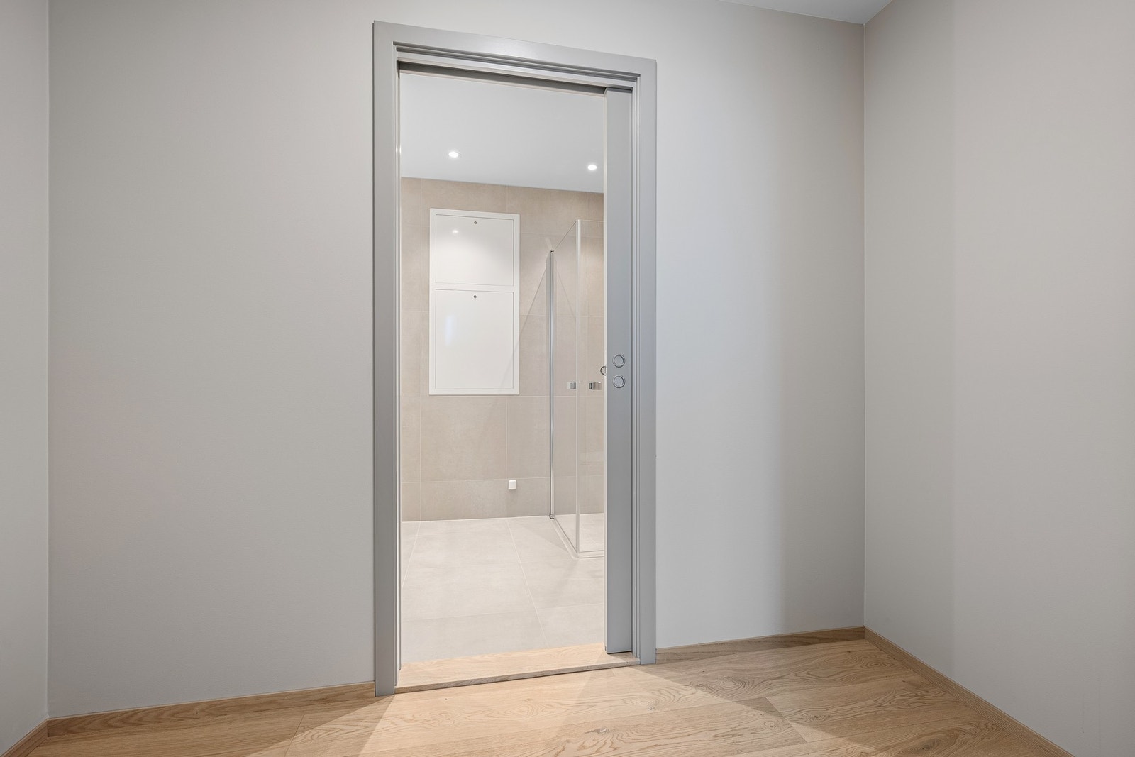 Garderoberom innenfor hovedsoverom med dusjbad innenfor Galleribilde