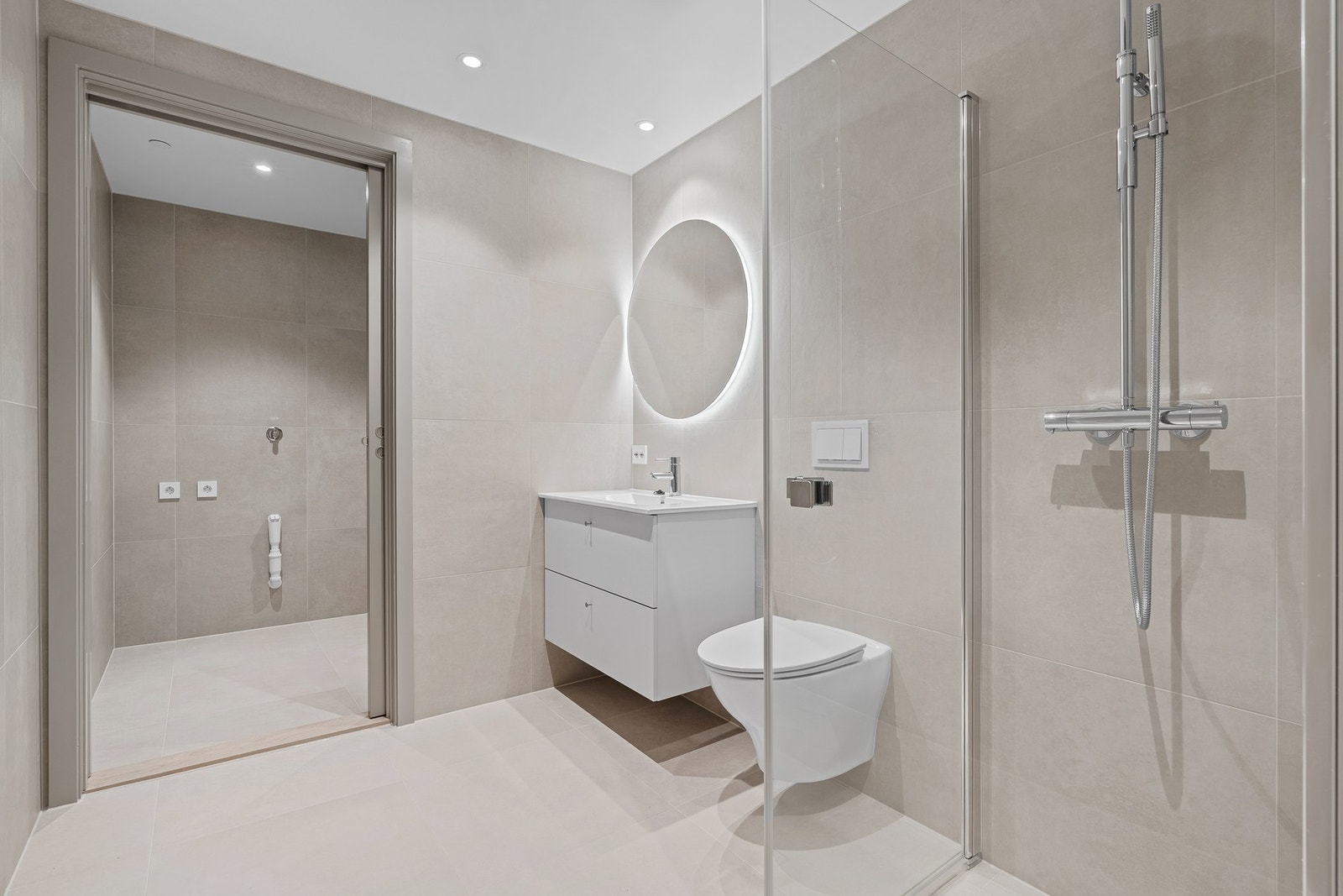 Dusjbad 1med vaskerom/innebod innenfor Galleribilde