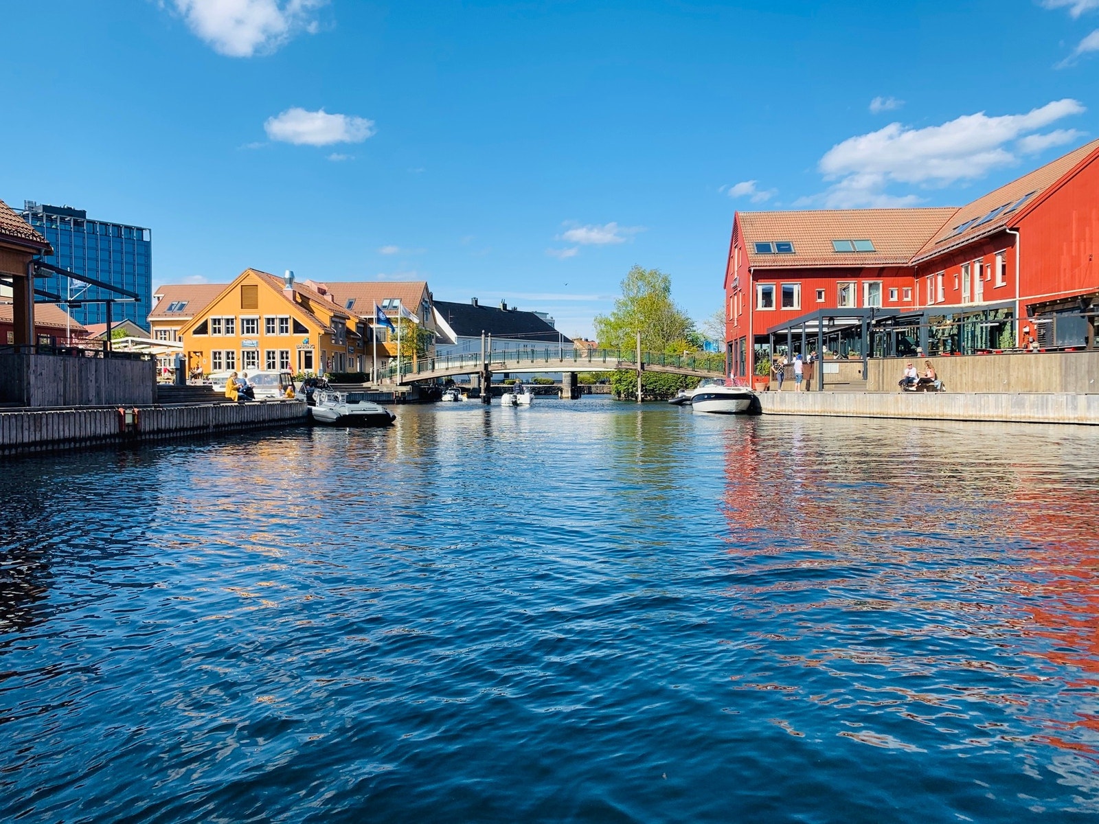 Det er en fin gåttur til fiskebrygga Galleribilde