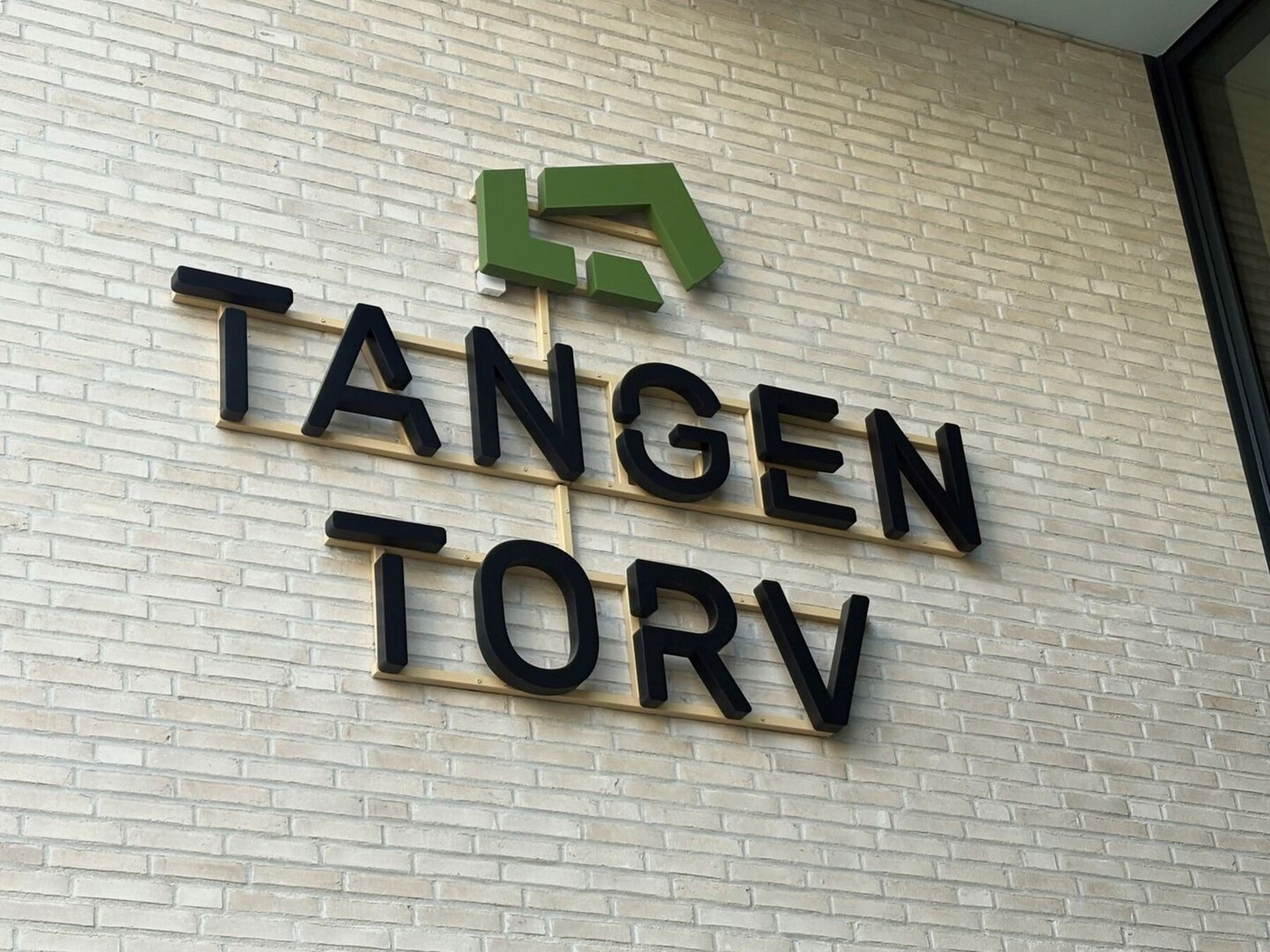 Skilt for bygget Tangen Torv Galleribilde