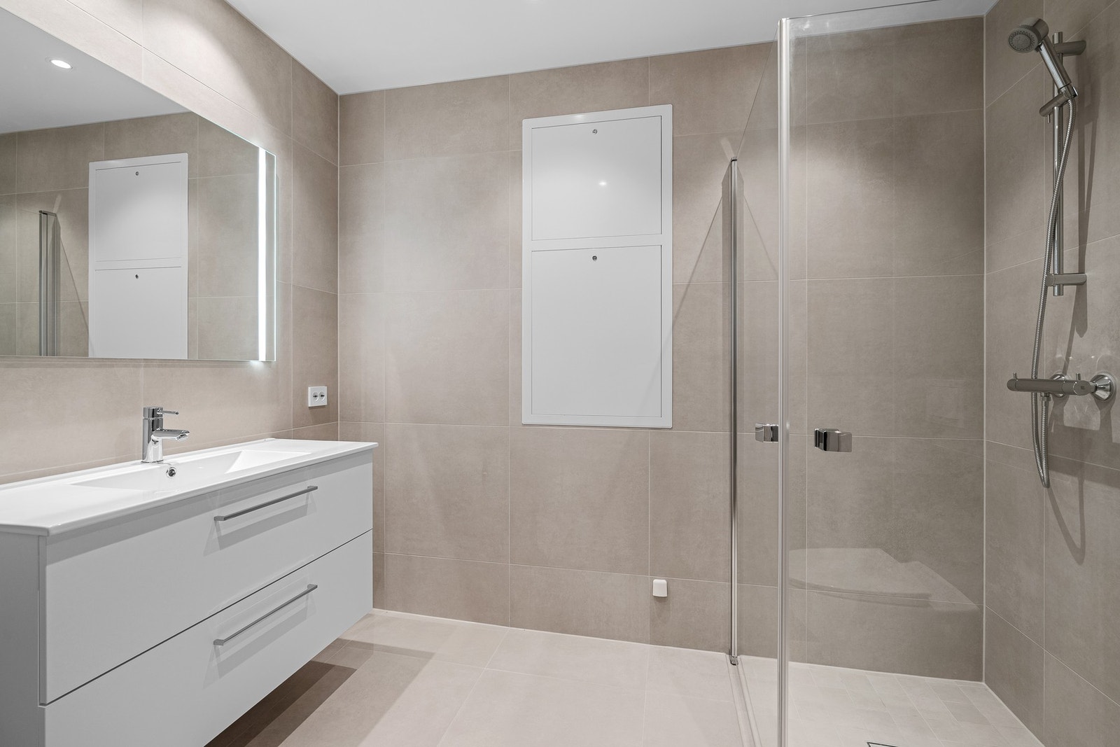 Dusjbad innenfor hovedsoverom Galleribilde