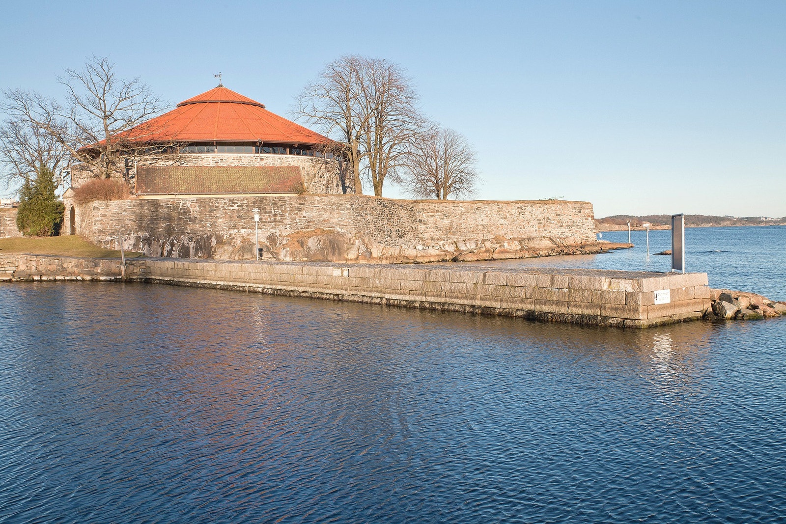 Det er en hyggelig gåtur langs strandpromenaden hvor man blant annet går forbi flott Festninga Galleribilde