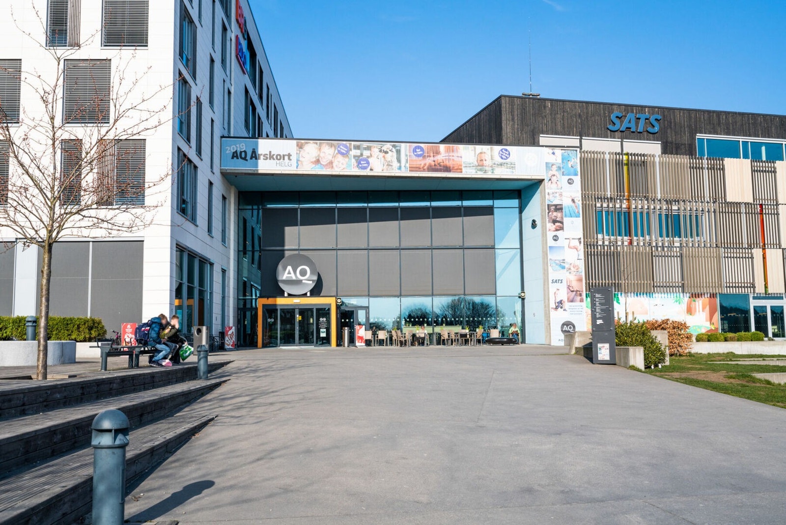 Umiddelbar nærhet til Aquarama - som er byggens svømmehall Galleribilde