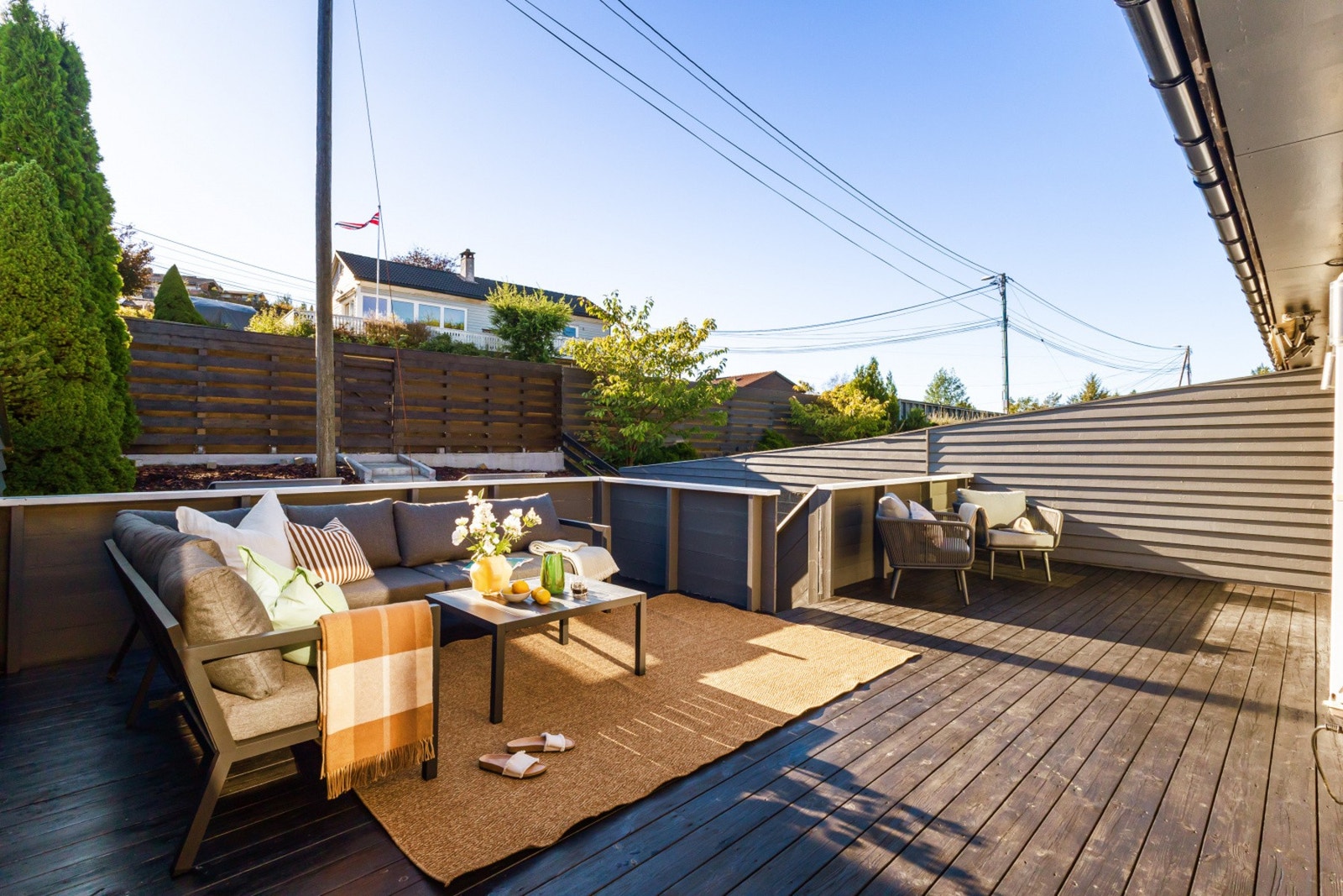 - Solrik uteplass over to plan på 32- og 18 kvm - Galleribilde