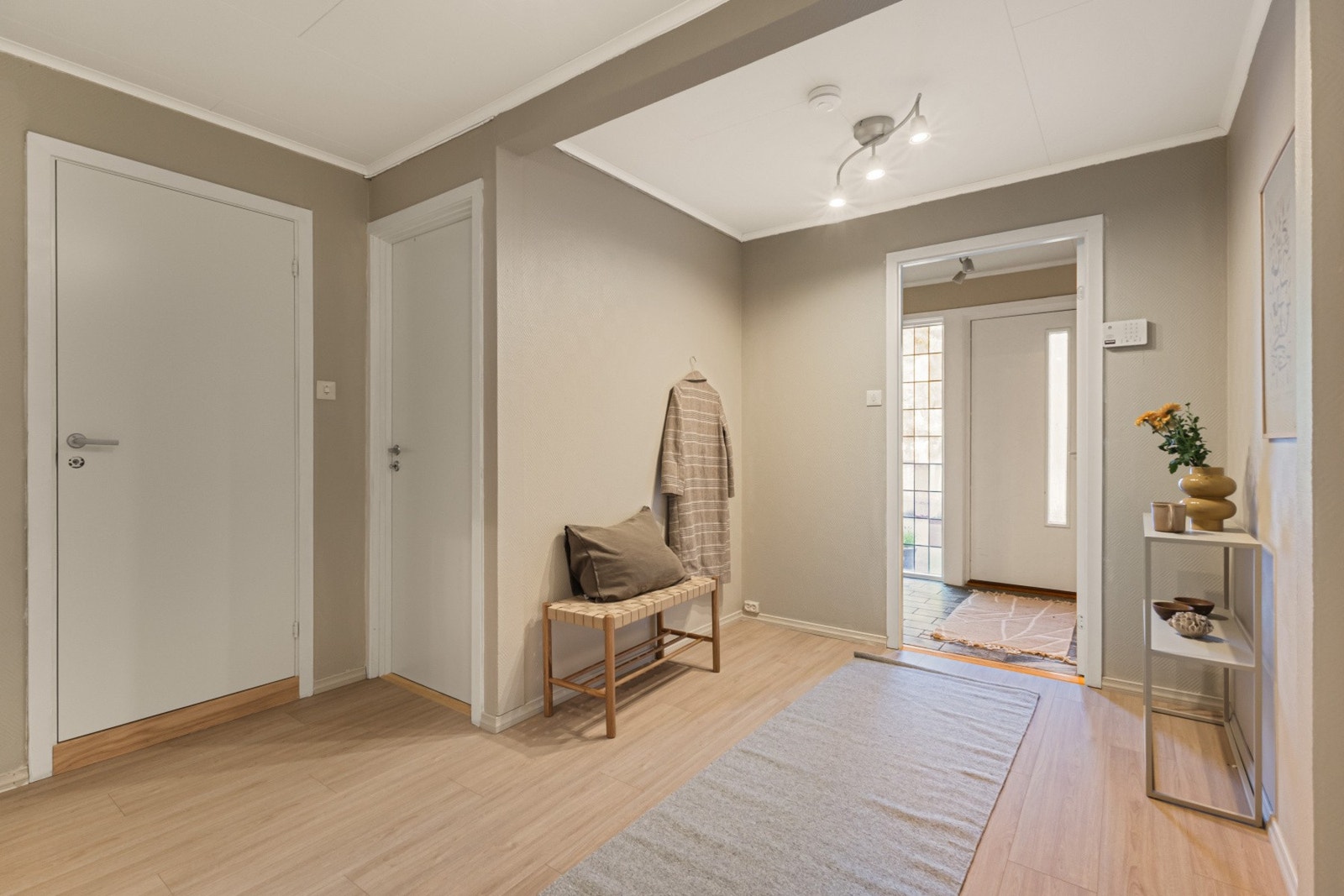 - I gangen er det rom for oppsett av garderobeskap for ekstra oppbevaring - Galleribilde