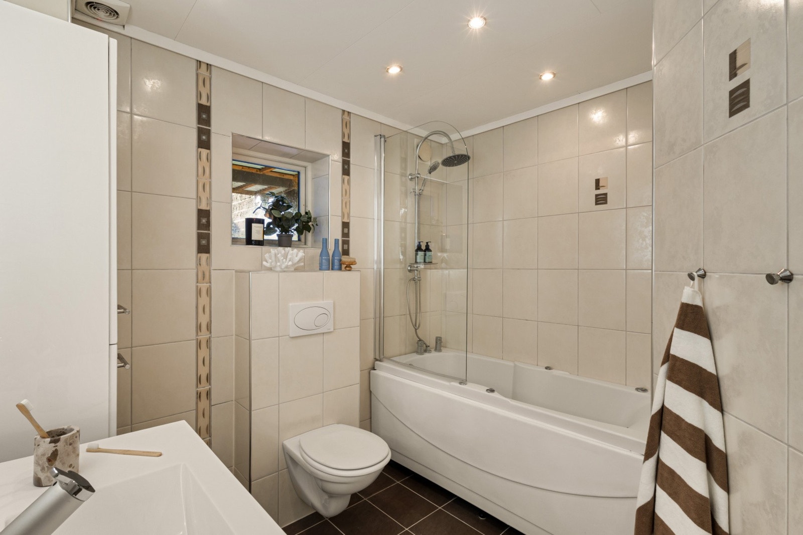 - Badet er innredet med toalett, boblekar med dusj, baderomsinnredning med speil og belysning - Galleribilde