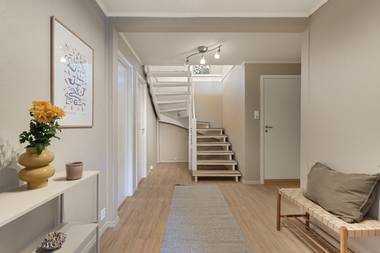 - Trappen leder videre til boligens andre etasje - Galleribilde