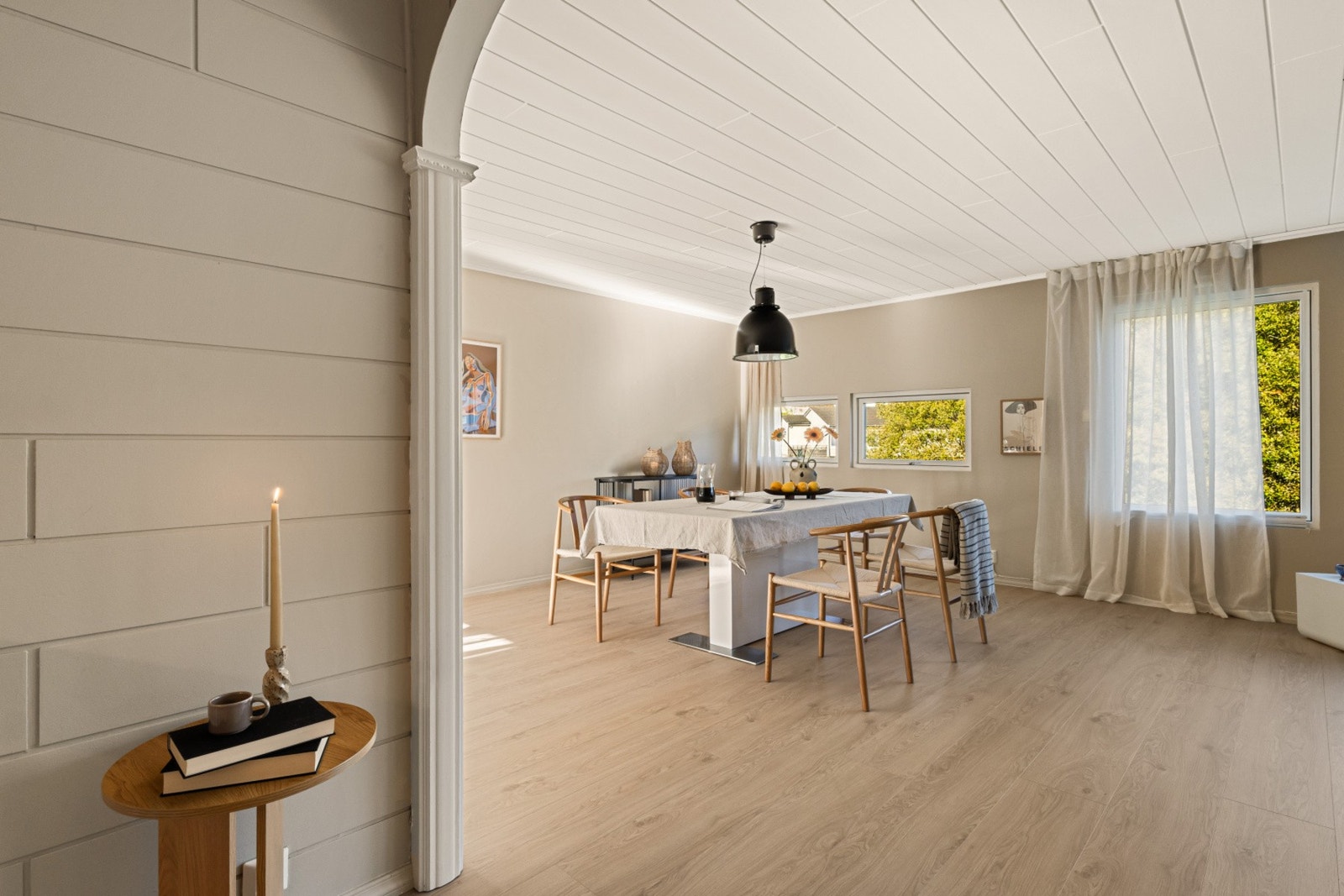 - Rommets planløsning gjør det enkelt å innrede i flere soner med sofa, TV og spisebord - Galleribilde