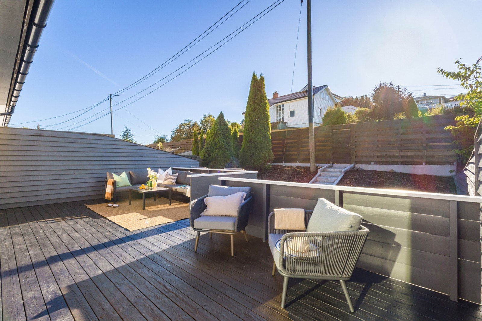 - Fra kjøkkenet har man også utgang til den store uteplassen, på intet mindre enn 50 kvm. Den går over to plan, på hhv. 32- og 18 kvm - Galleribilde