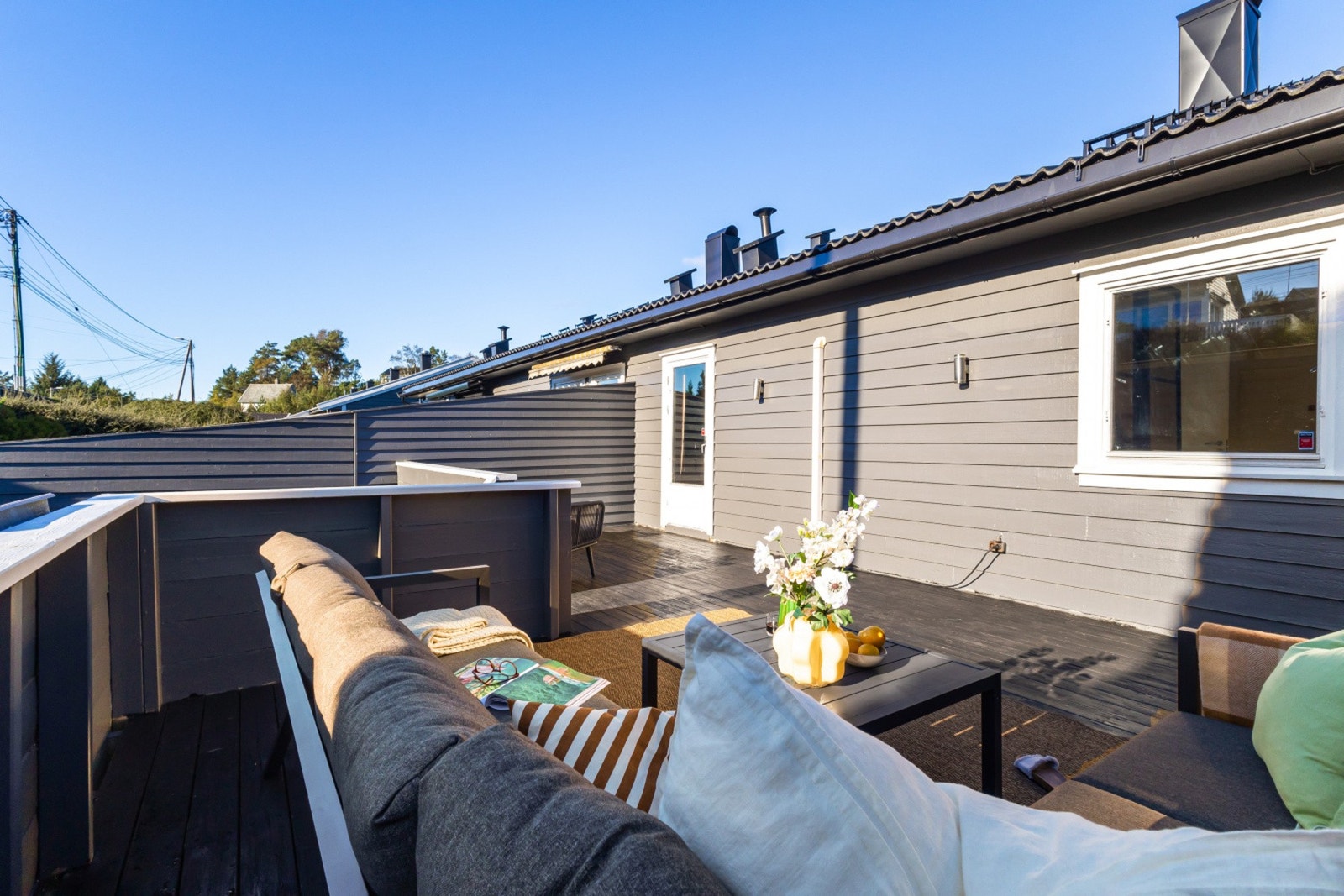 - Her har man gode solforhold og god plass til å møblere i flere soner - Galleribilde