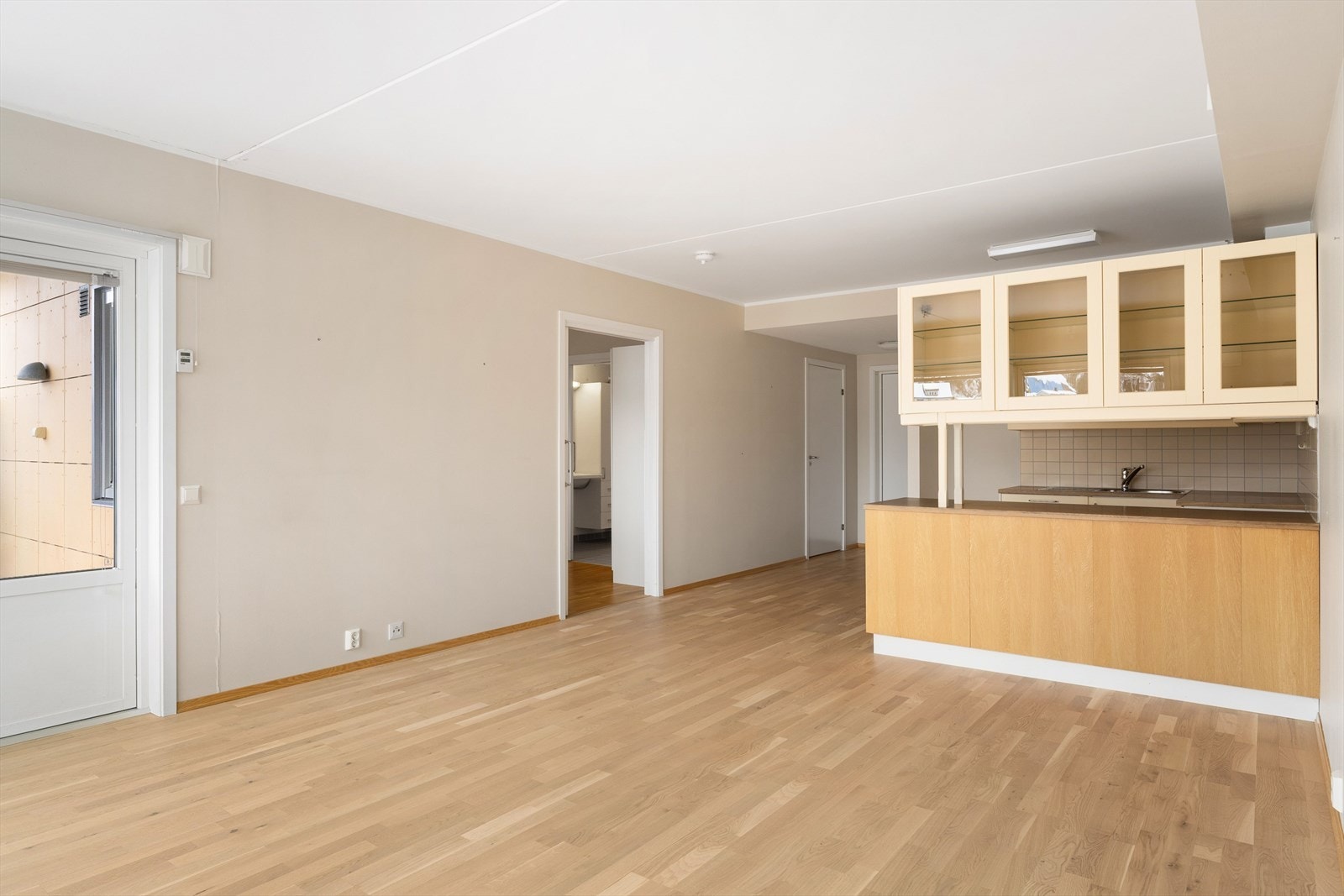 Gjennomtenkt planløsning med en naturlig flyt mellom rommene og gode, funksjonelle soner for både hverdag og hygge. Galleribilde